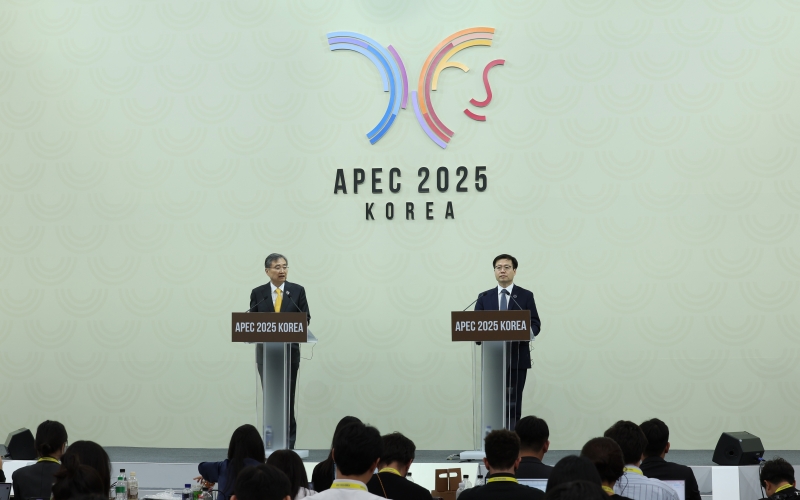 El ministro de Asuntos Exteriores de Corea, Cho Hyun (izquierda), y el jefe negociador de comercio, Yeo Han-koo, anuncian los resultados de la reunión ministerial del APEC, durante la conferencia de prensa conjunta, el 30 de octubre, en el Centro Internacional de Medios (IMC) de Gyeongju, provincia de Gyeongsangbuk-do.