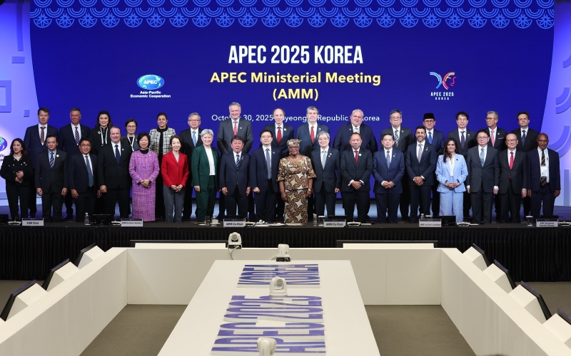 Los ministros de Asuntos Exteriores y de Comercio de las 21 economías miembro del APEC posan para una foto conmemorativa durante la Reunión Ministerial (AMM), el 30 de octubre, en el Centro de Convenciones Hwabaek de Gyeongju (HICO), provincia de Gyeongsangbuk.do