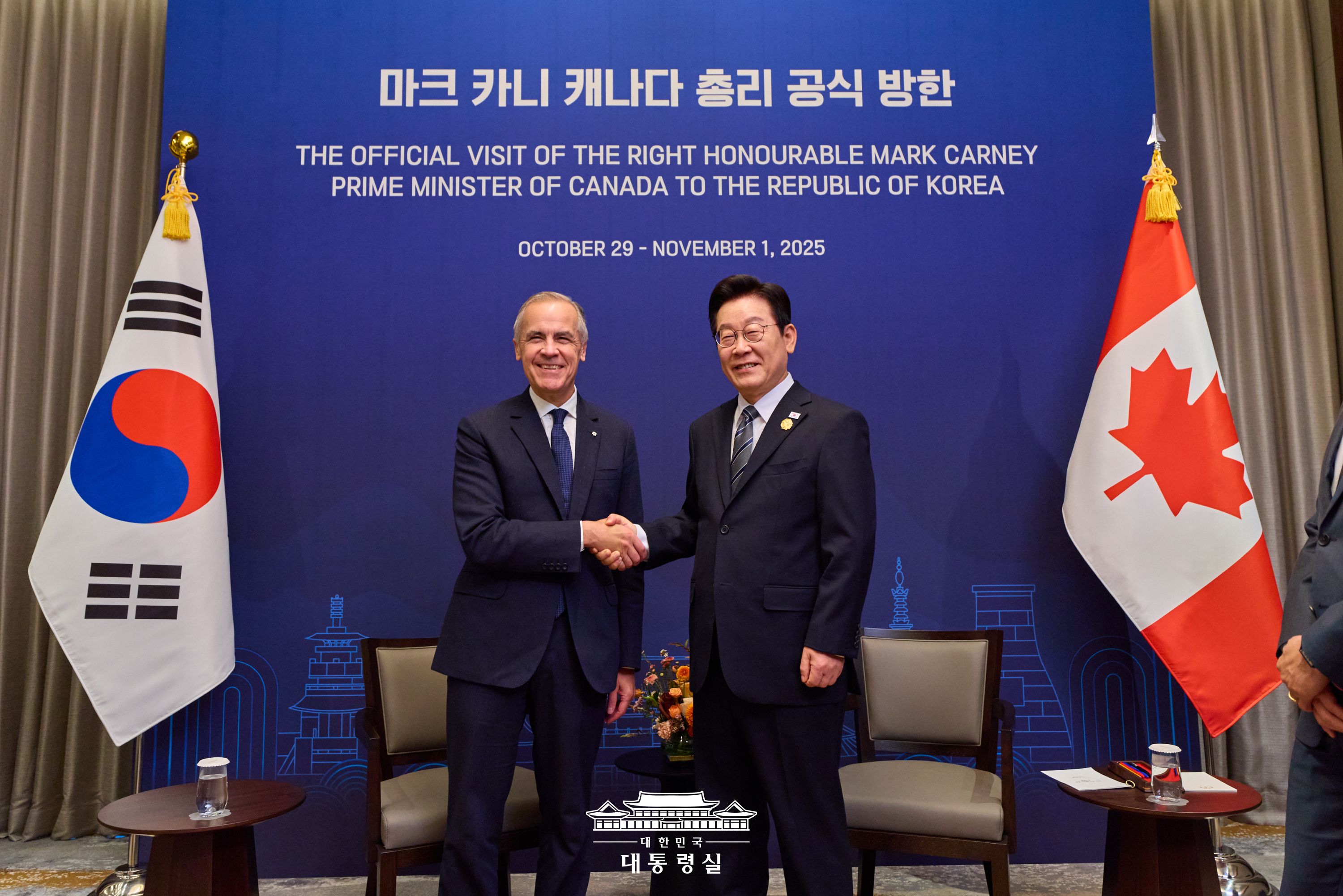El presidente de Corea, Lee Jae Myung (derecha), estrecha la mano del primer ministro canadiense, Mark Carney, durante su reunión bilateral al margen de la cumbre del Foro de Cooperación Económica Asia-Pacífico (APEC, según sus siglas en inglés), el 30 de octubre, en Gyeongju, provincia de Gyeongsangbuk-do.