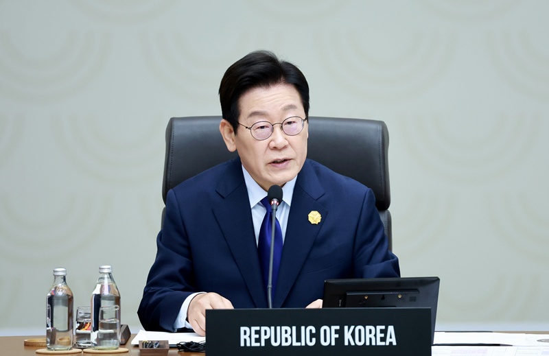 El presidente de Corea, Lee Jae Myung, pronuncia un discurso durante la primera sesión de la cumbre de líderes del Foro de Cooperación Económica Asia-Pacífico (APEC, según sus siglas en inglés), el 31 de octubre, en el Centro Internacional de Convenciones Hwabaek de Gyeongju, en la provincia de Gyeongsangbuk-do. 