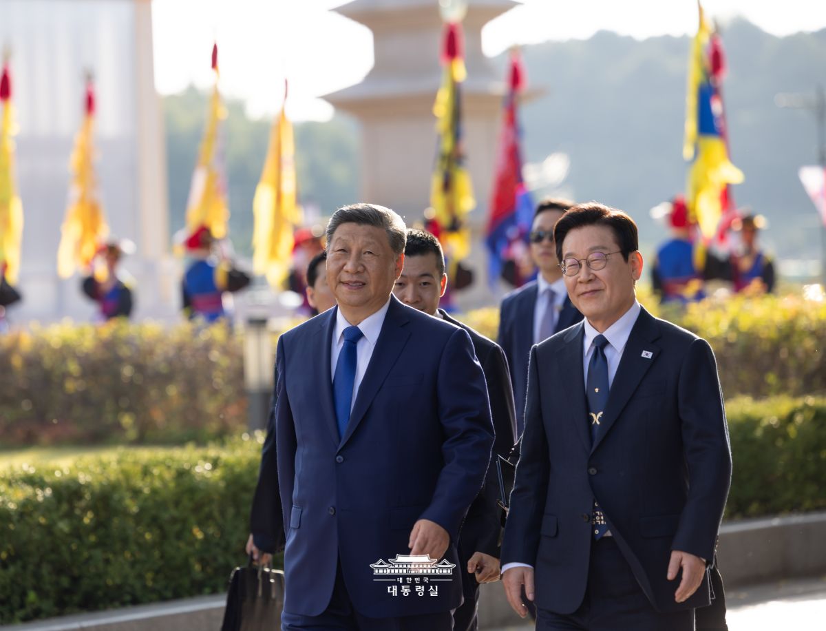 El presidente Lee Jae Myung (dcha.) y el presidente chino Xi Jinping se dirigen a la sala de reuniones tras finalizar la ceremonia oficial de bienvenida en el Museo Nacional de Gyeongju, el 1 de noviembre.