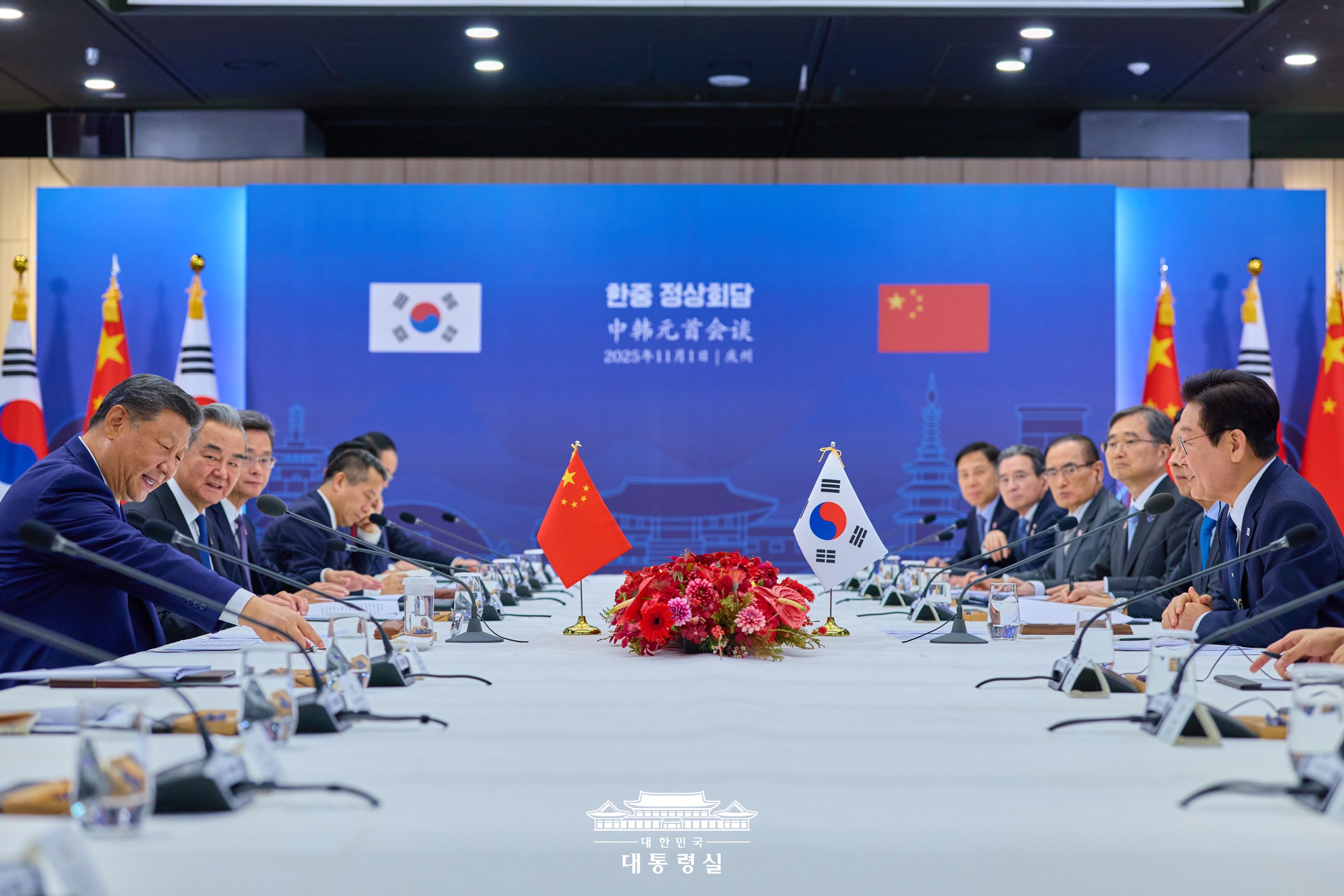 El presidente Lee Jae Myung (primero por la dcha.) y el presidente Xi Jinping (primero por la izda.) celebran la cumbre Corea-China en el Museo Nacional de Gyeongju, el 1 de noviembre.