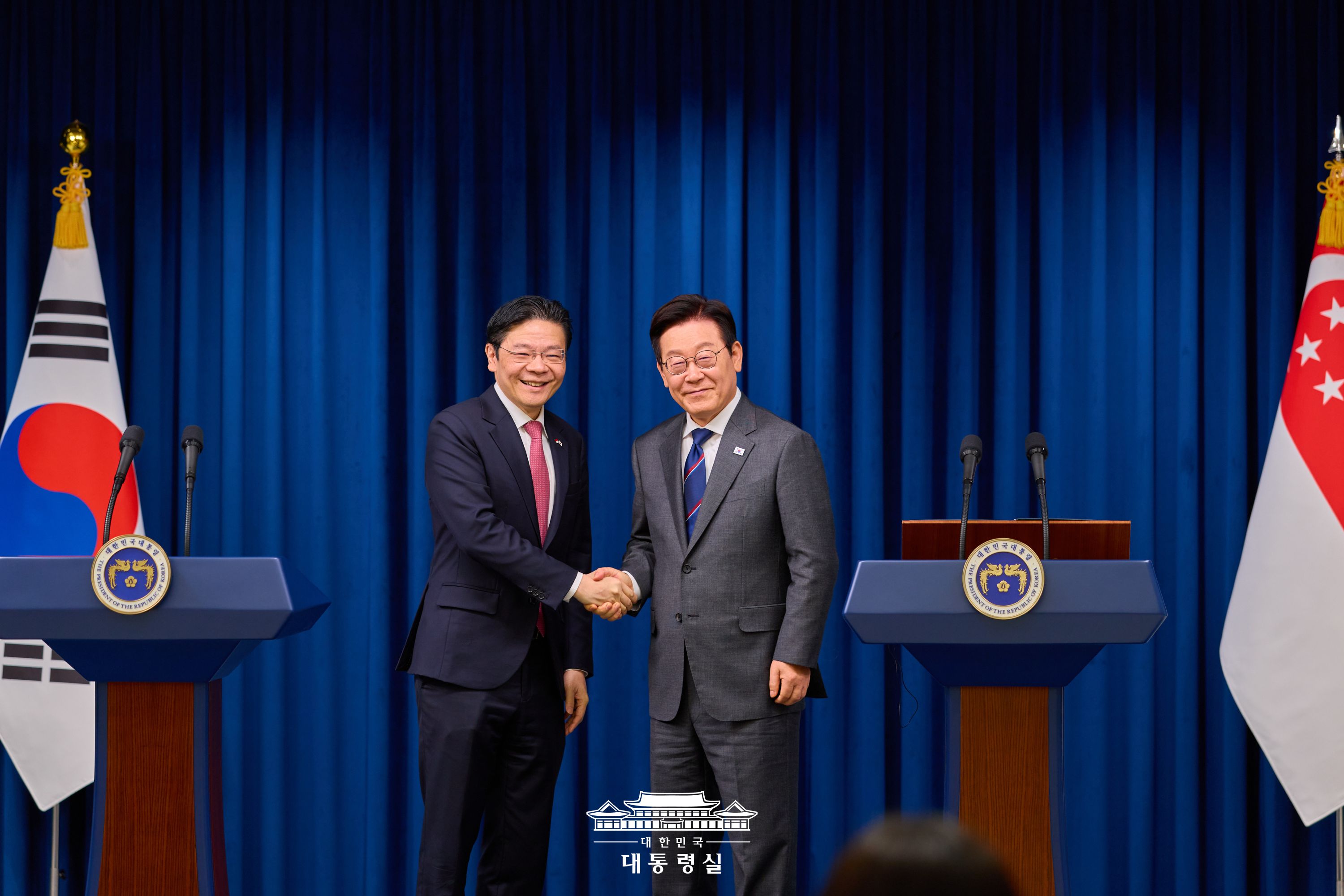﻿El presidente Lee Jae Myung (derecha) y el primer ministro de Singapur, Lawrence Wong, se estrechan la mano tras ofrecer una conferencia de prensa conjunta, el 2 de noviembre, en la oficina presidencial en Seúl, tras su reunión bilateral.