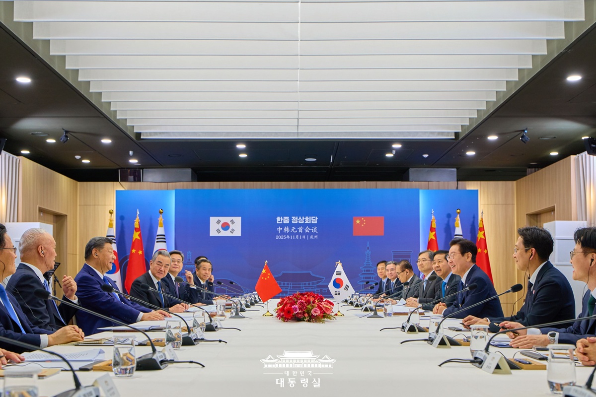 El presidente Lee Jae Myung (tercero desde la derecha) y el presidente chino Xi Jinping (tercero desde la izquierda) mantienen una cumbre bilateral el 1 de noviembre en el Museo Nacional de Gyeongju, en la provincia de Gyeongsangbuk-do. | Oficina presidencial