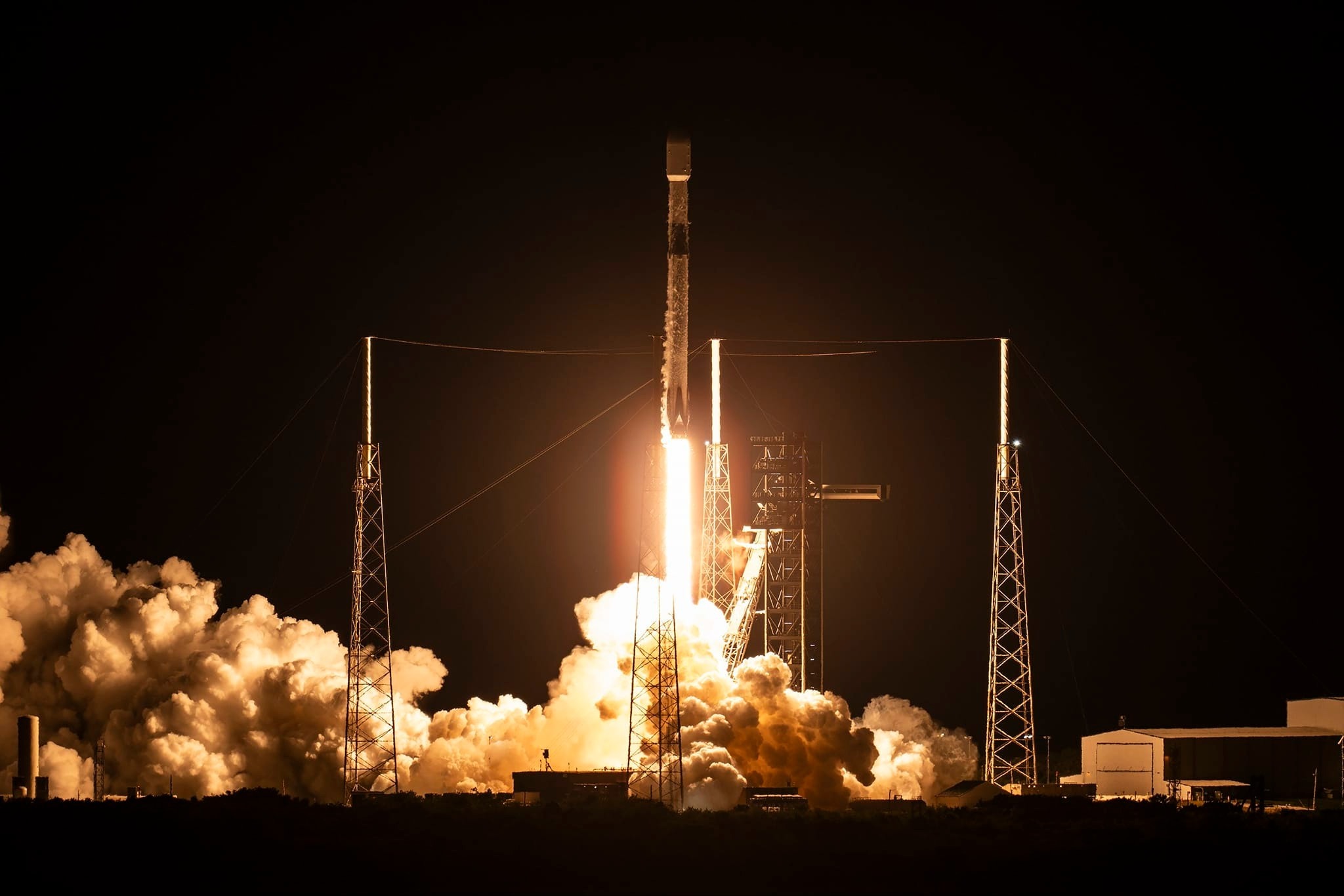 Un cohete Falcon 9 de SpaceX, que transporta el quinto satélite de reconocimiento militar de Corea, despega el 2 de noviembre (hora local) desde la Base de la Fuerza Espacial de Cabo Cañaveral, en Florida, Estados Unidos. | Ministerio de Defensa Nacional