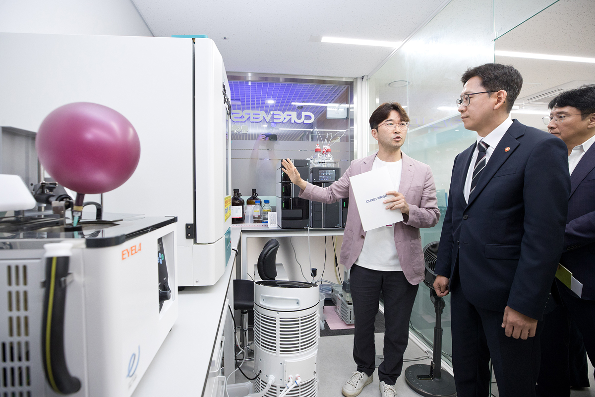 El ministro de Ciencia y TIC, Bae Kyunghoon (segundo desde la derecha), inspecciona los proyectos de investigación de empresas, el 21 de julio, en la zona especializada de I+D Seoul Biohub, en el distrito de Dongdaemun-gu, en Seúl. | Ministerio de Ciencia y TIC