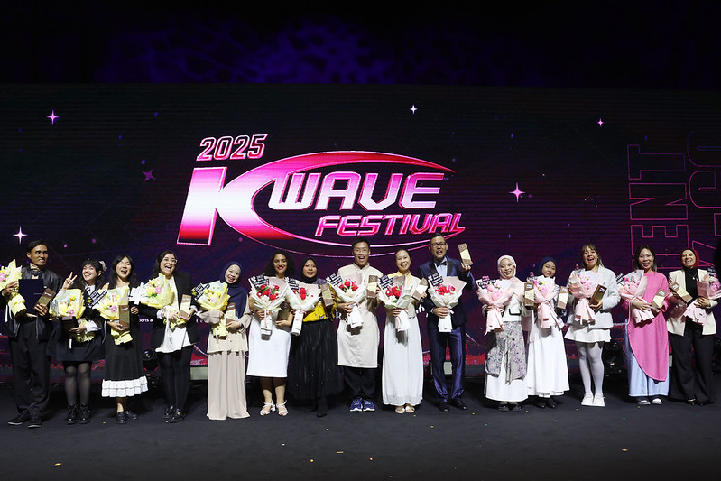 Los creadores de contenido premiados posan para una foto durante el Festival K-Wave, el 8 de noviembre, en el teatro CKL (Contents Korea Lab) del centro cultural y turístico HiKR Ground, en el distrito de Jongno-gu, en Seúl.