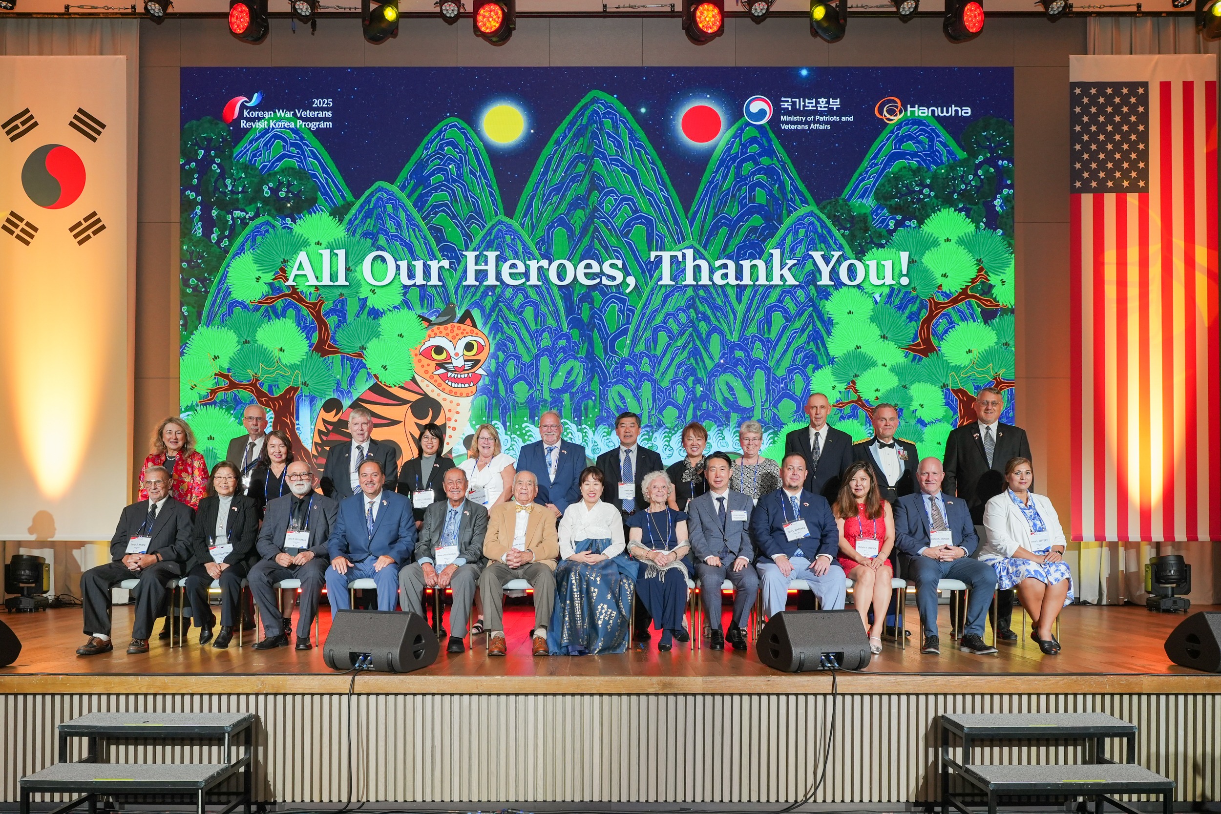 Kang Yun-jin (séptima desde la izquierda en la primera fila), viceministra de Asuntos de Patriotas y Veteranos, posa para una foto con veteranos de la Guerra de Corea invitados a Corea a través de un programa especial, durante una cena de agradecimiento celebrada el 19 de septiembre en el hotel Signiel Busan, ubicado en el distrito de Haeundae-gu, Busan.