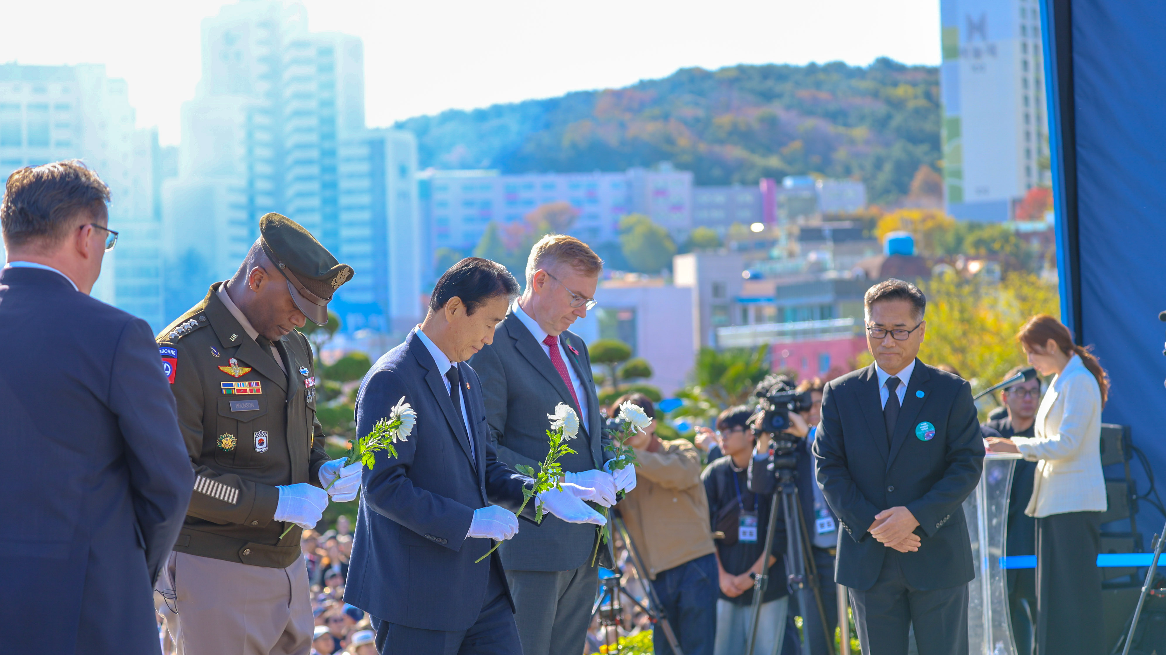 Kwon Oh-eul (tercero desde la izquierda), ministro de Asuntos de Patriotas y Veteranos, participa el 11 de noviembre en la ceremonia internacional 'Turn Toward Busan', celebrada en el Parque Conmemorativo de la ONU en el distrito de Nam-gu, Busan, y guarda un momento de silencio tras depositar una ofrenda floral ante el Monumento Conmemorativo de las Fuerzas de la ONU.