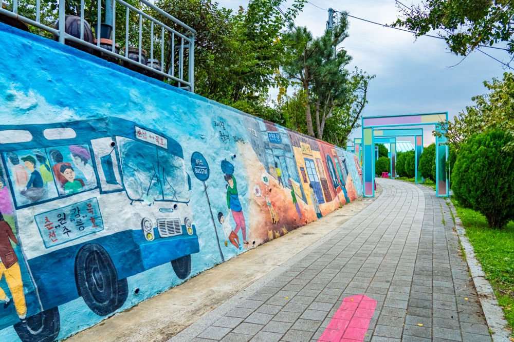 Un mural en la calle Nongoldam-gil representa el antiguo paisaje de Mukho, en la ciudad de Donghae, provincia de Gangwon-do.