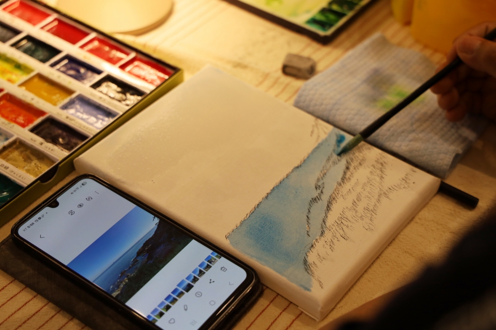 El programa Oegatjip (Casa de los Abuelos Maternos) de Namhae en el condado de Namhae-gun, provincia de Gyeongsangnam-do, ofrece talleres de dibujo y otras actividades. 