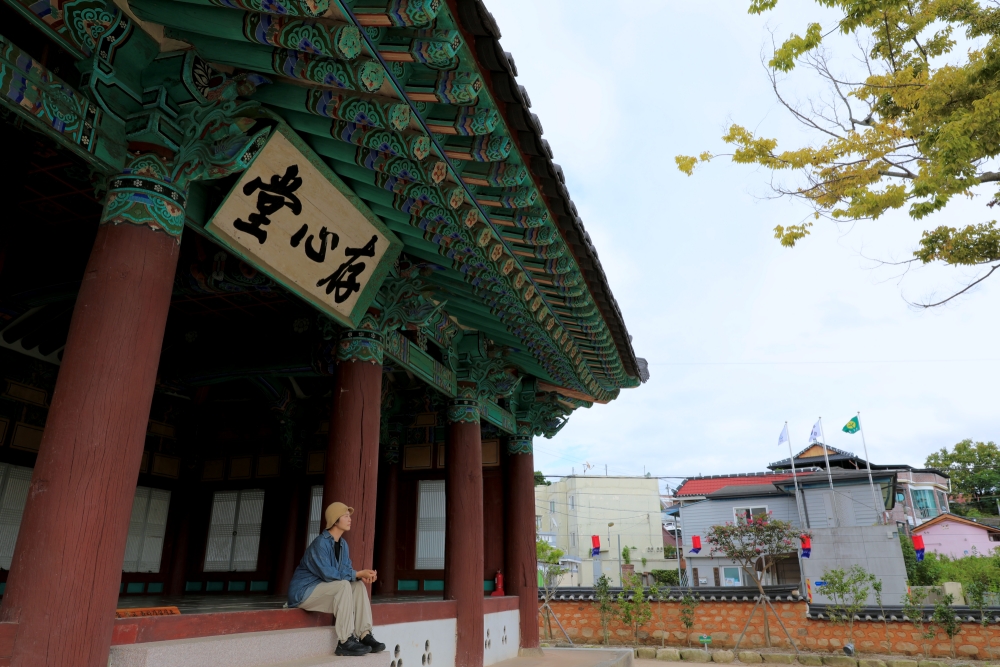 Una visitante descansa en el pabellón principal del sitio histórico de la antigua oficina gubernamental Jonsimdang, en el condado de Goheung-gun, provincia de Jeollanam-do.