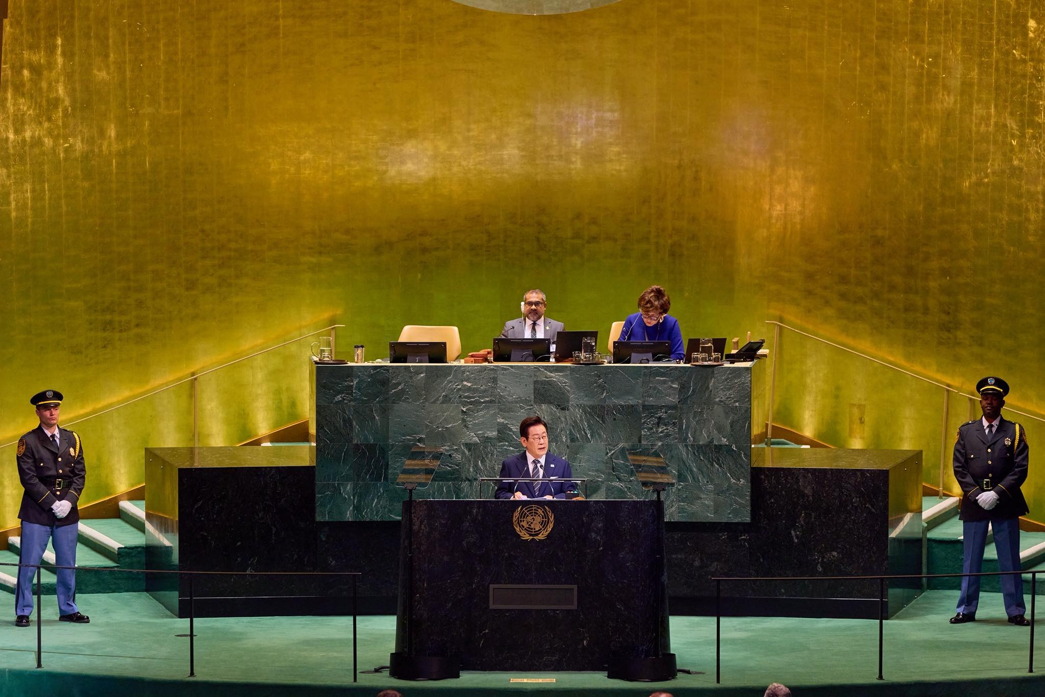 El Gobierno de la República de Corea copatrocinó una resolución de las Naciones Unidas (ONU) que expresa la preocupación internacional por la situación de los derechos humanos en Corea del Norte. La foto muestra al presidente Lee Jae Myung pronunciando un discurso en el 80º período de sesiones de la Asamblea General de la ONU, celebrado el 23 de septiembre (hora local) en la sede del organismo en Nueva York. | Oficina presidencial
