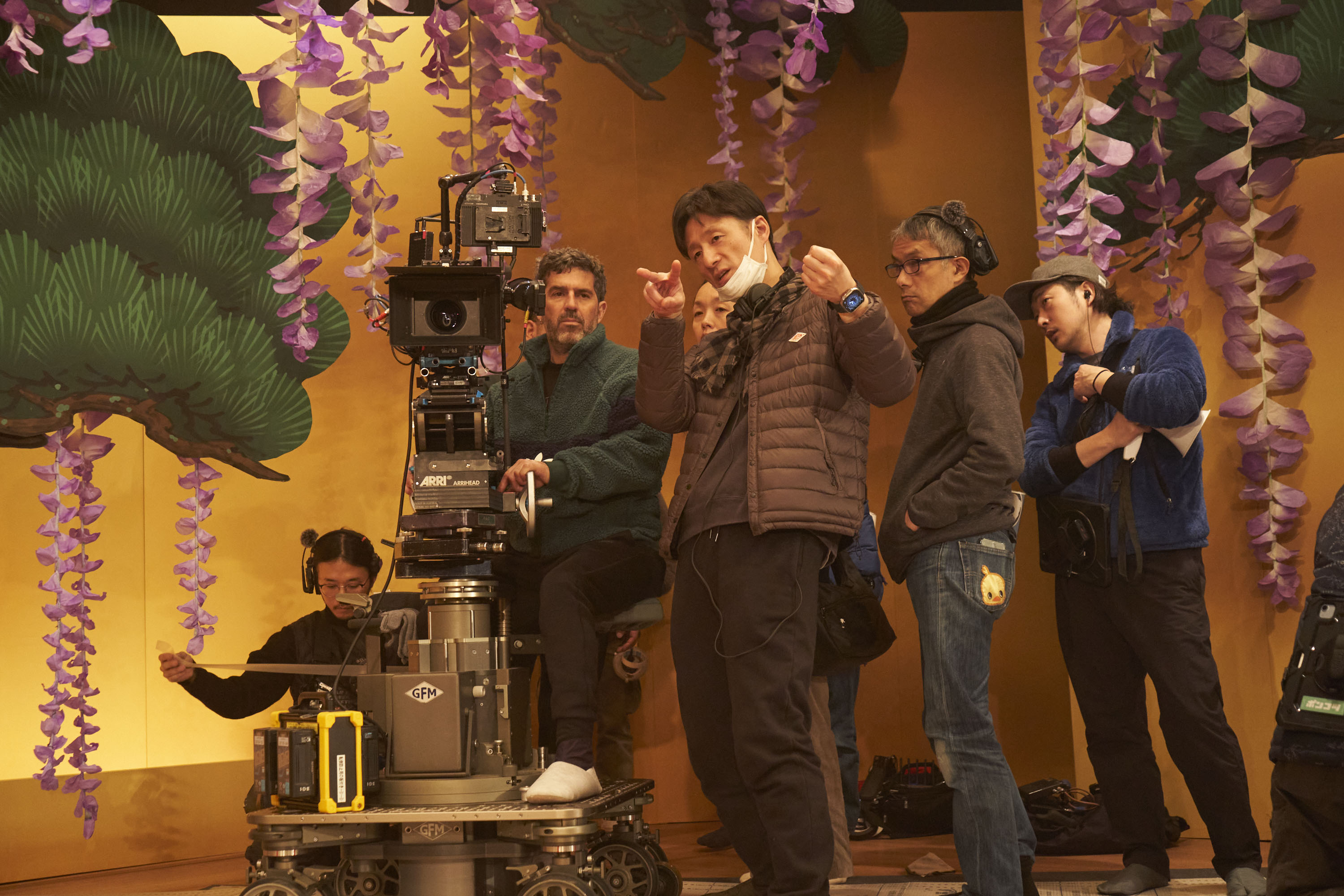 Kokuho' (Tesoro nacional en japonés), la película del director coreano-japonés Lee Sang-il que ha superado los 12 millones de espectadores en Japón, se estrenará en Corea el 19 de noviembre. En la foto, Lee (centro) da indicaciones durante el rodaje. | Media Castle