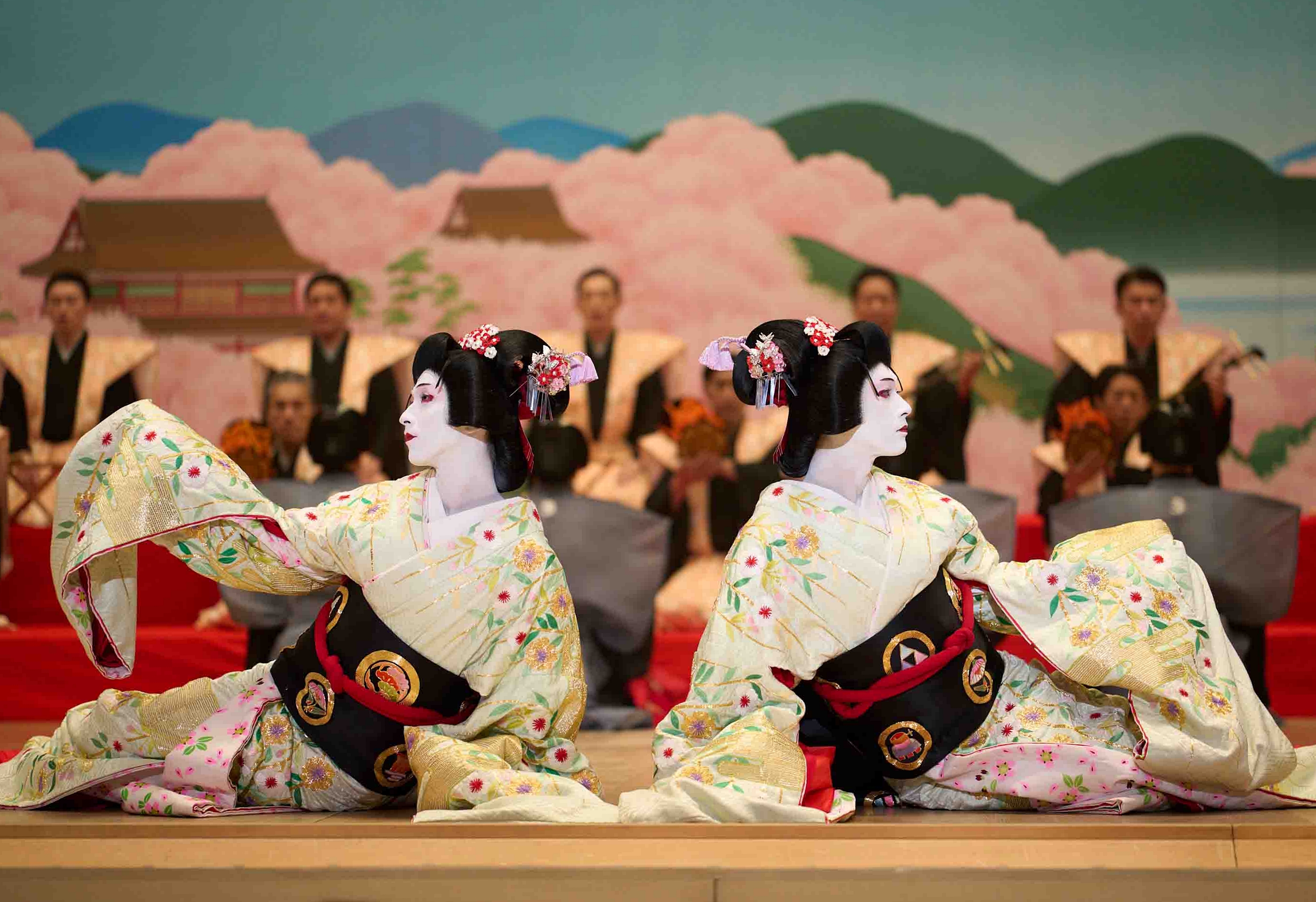 La película narra 50 años de amistad y conflicto entre dos artistas que dedican su vida a convertirse en onnagata, los actores masculinos que interpretan papeles femeninos en el kabuki, el teatro tradicional japonés. | Sitio web oficial de la película