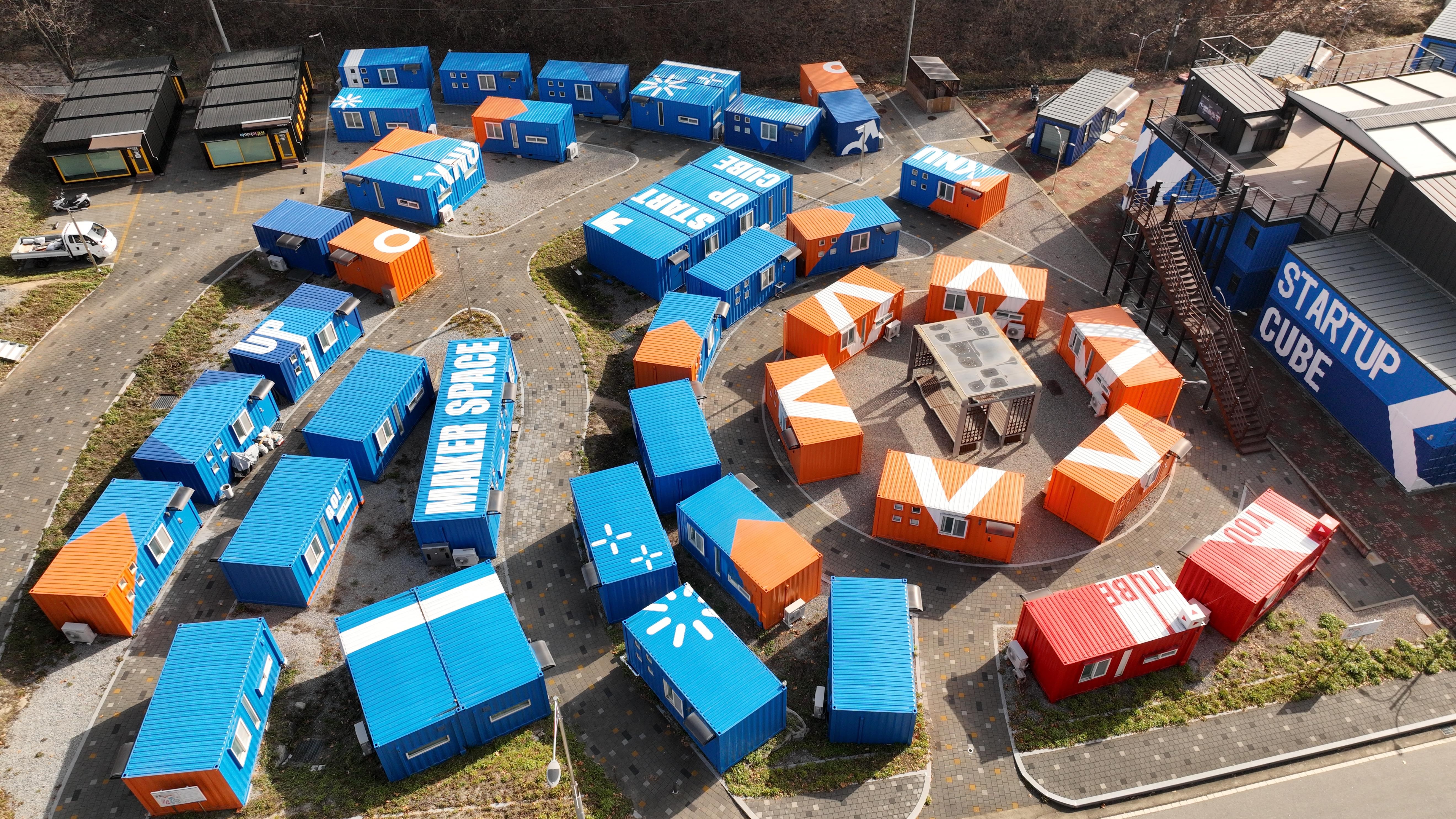 El KNU Startup Cube de la Universidad Nacional de Kangwon (KNU), situado en Chuncheon, provincia de Gangwon-do, alberga espacios de trabajo colaborativo, talleres creativos y salas de conferencias. 