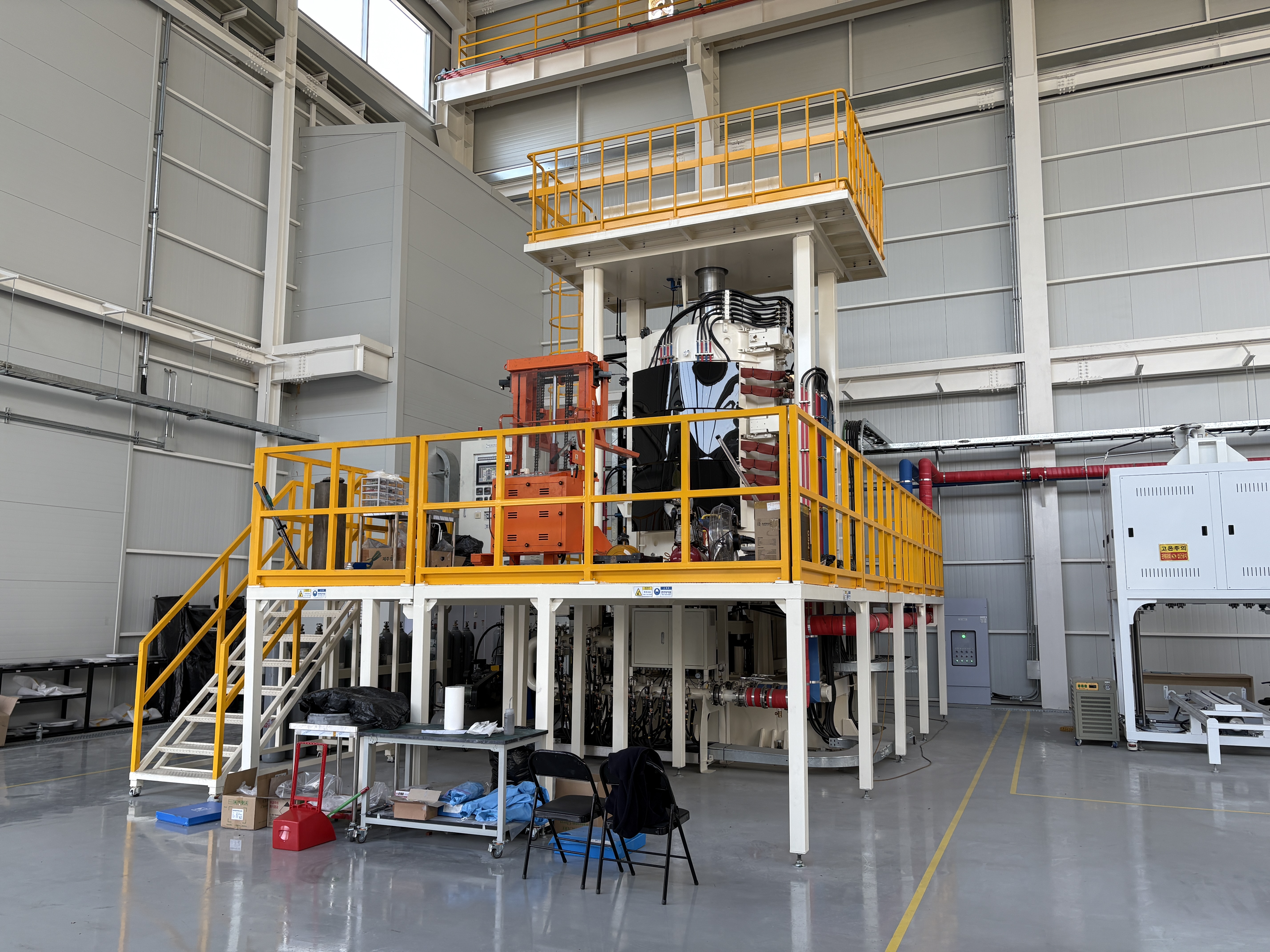 Se muestra la máquina de sinterización a alta temperatura y alta presión instalada en diciembre de 2023 en el Centro de Nuevos Materiales del Gangwon Technopark, ubicado en Gangneung, provincia de Gangwon-do. El equipo reduce la porosidad y mejora la resistencia y la durabilidad de los materiales cerámicos y compuestos bajo altas condiciones de calor y presión.