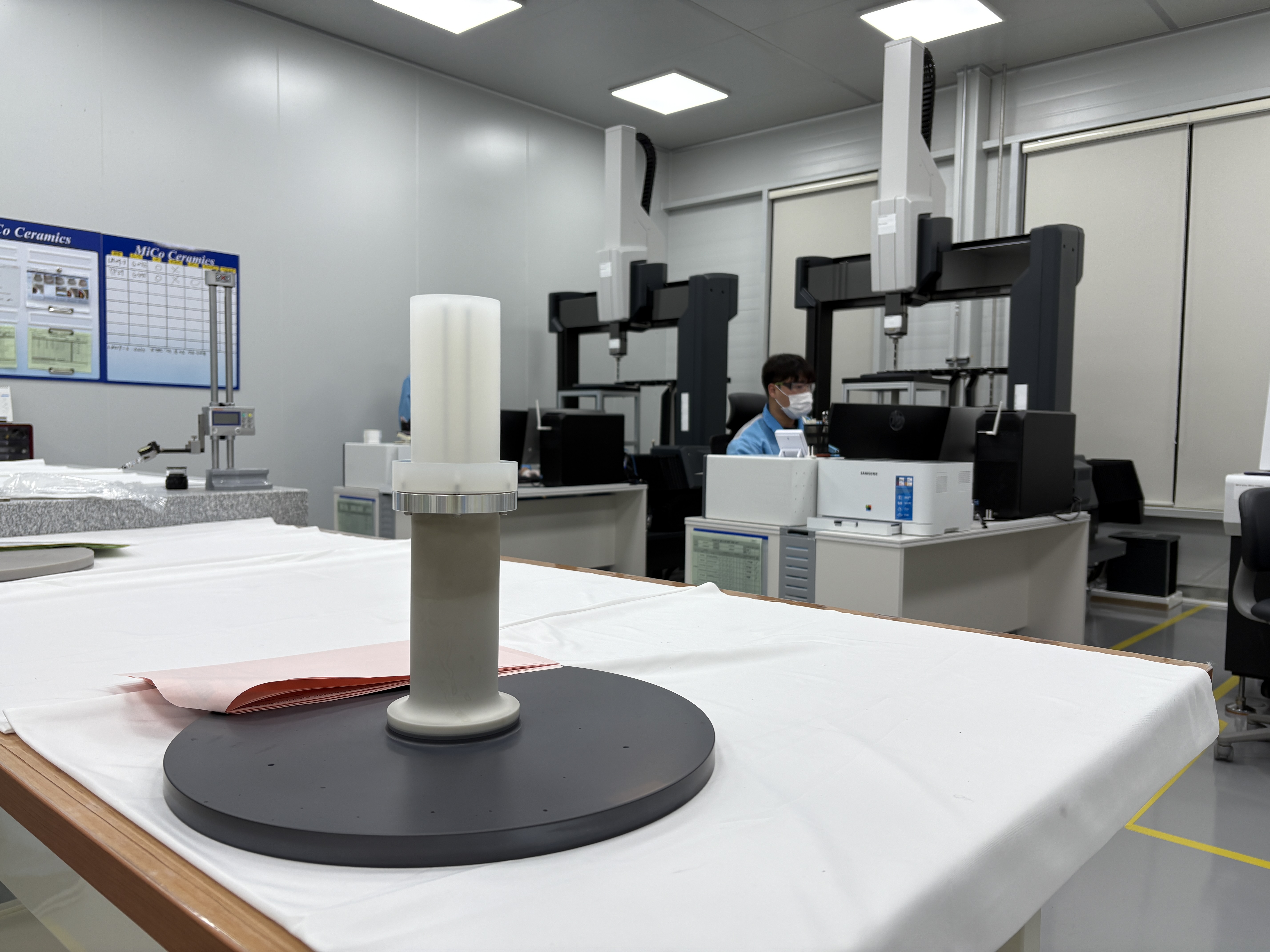 Una integrante del equipo de MiCo Ceramics mide el tamaño de un componente de un calentador de nitruro de aluminio utilizado en equipos de semiconductores, el 6 de noviembre, en la sala de inspección de calidad de la planta n.º 4 de la empresa en Gangneung. La verificación dimensional precisa es esencial para comprobar si el material cumple con las especificaciones de diseño.