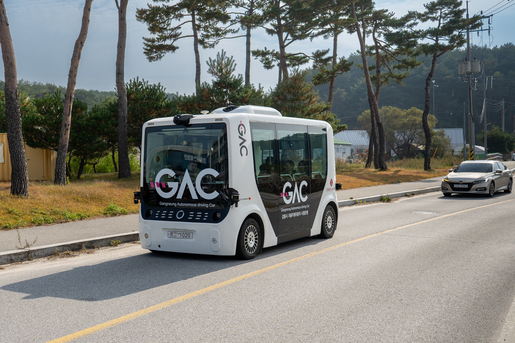 Un vehículo autónomo tipo lanzadera circula por las principales atracciones turísticas de Gangneung, en la provincia de Gangwon-do, como parte de un sistema inteligente de transporte que mejora la eficiencia y la seguridad mediante tecnologías de información y comunicaciones, como datos en tiempo real sobre el tráfico, llegada de autobuses y el sistema automático de peaje Hi-Pass.