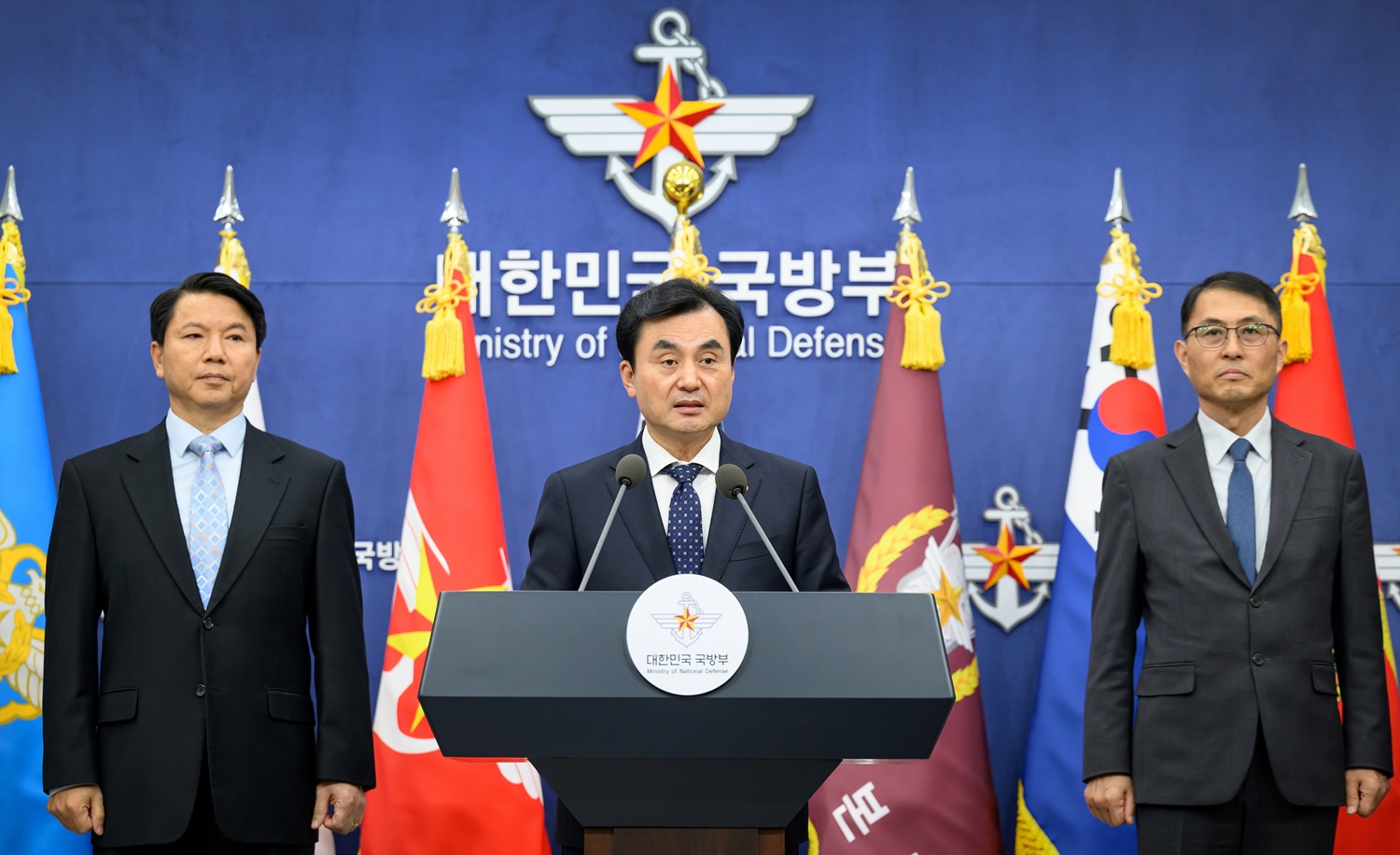 El ministro de Defensa Nacional, Ahn Kyu-baek (centro), presenta la declaración conjunta de la 57.ª Reunión Consultiva de Seguridad (SCM) entre Corea y EE.UU. en la sala de prensa del Ministerio de Defensa Nacional en Yongsan, Seúl, en la tarde del día 14. | Ministerio de Defensa Nacional