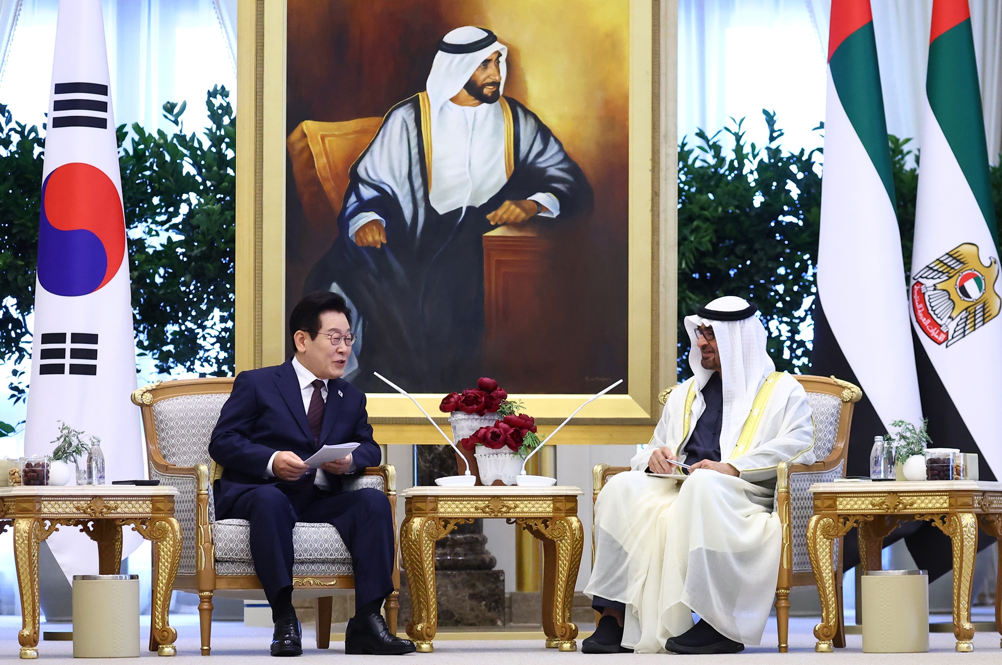 El presidente Lee Jae Myung (izda.) y el presidente emiratí, Mohamed bin Zayed Al Nahyan, celebran diálogos cumbre, el 18 de noviembre (hora local), en el palacio presidencial de Abu Dabi. | Agencia de Noticias Yonhap