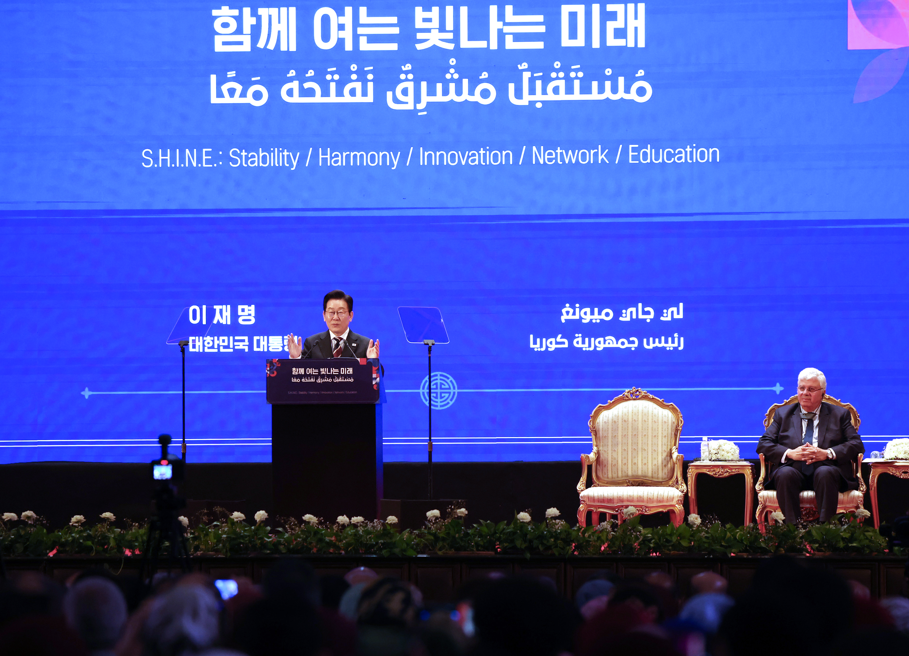 El presidente Lee Jae Myung pronuncia el 20 de noviembre (hora local) un discurso en la Universidad de El Cairo, en la capital egipcia. | Agencia de Noticias Yonhap