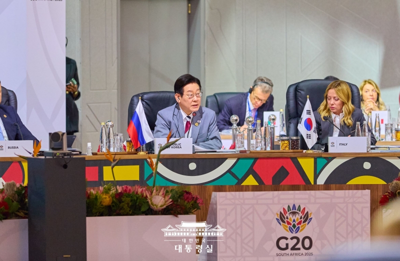 El presidente Lee Jae Myung interviene en la primera sesión de la cumbre del Grupo de los  20 (G20) celebrada el 22 de noviembre (hora local) en el Centro de Exposiciones Nasrec, en Johannesburgo, Sudáfrica.