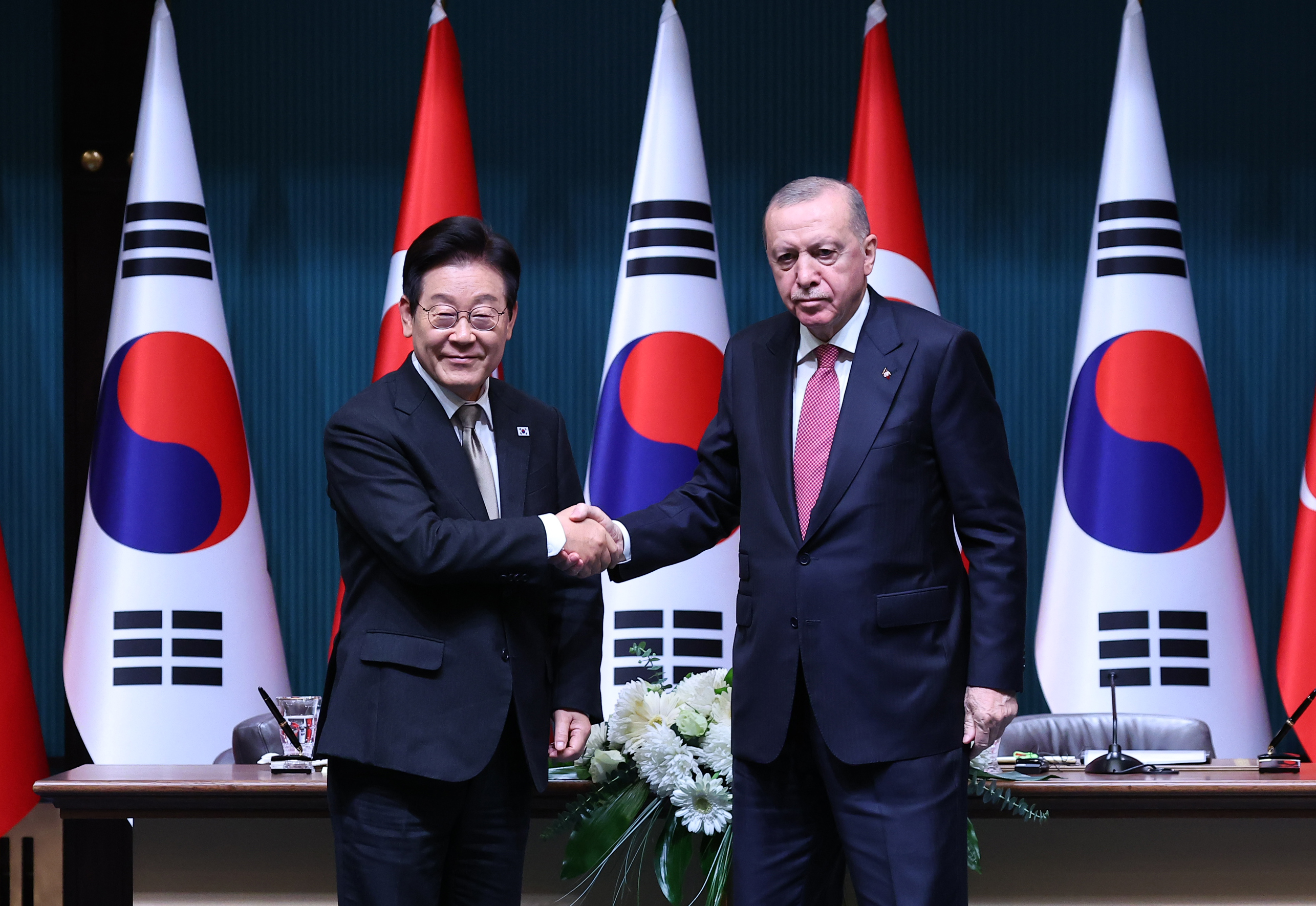 El presidente Lee Jae Myung (izquierda) estrecha la mano del presidente turco Recep Tayyip Erdoğan durante su cumbre bilateral celebrada el 24 de noviembre (hora local) en el Complejo Presidencial de Ankara. | Agencia de Noticias Yonhap
