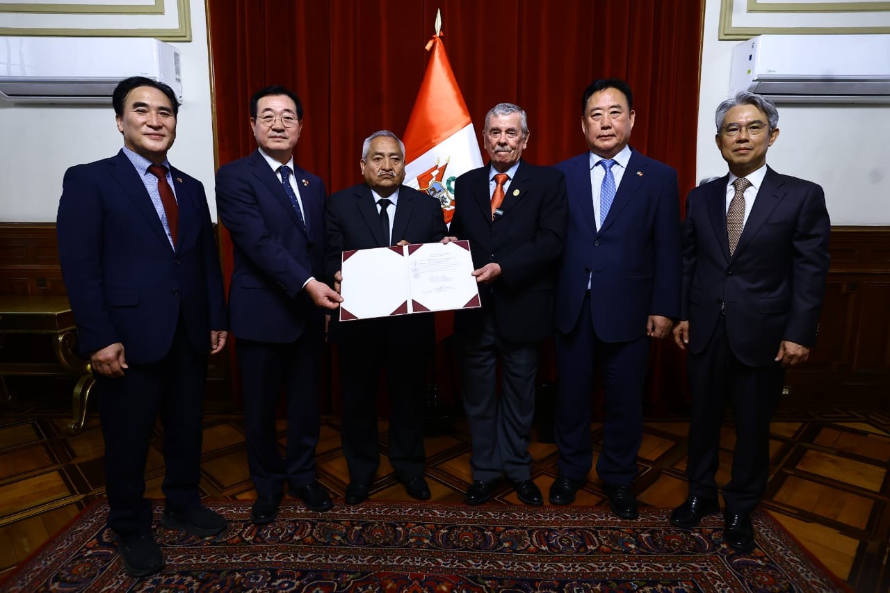El Congreso del Perú aprobó por unanimidad el proyecto que establece el Día de la Confraternidad Peruano-Coreana el 1 de abril de cada año. De derecha a izquierda: el embajador de Corea en el Perú, Choi Jong-uk, el diputado scoreano Eoh Kiyku, el presidente encargado del Congreso peruano, Fernando Rospigliosi, y presidente de la Liga Parlamentaria de Amistad Perú-Corea Víctor Flores. | Sitio web oficial del Congreso del Perú)