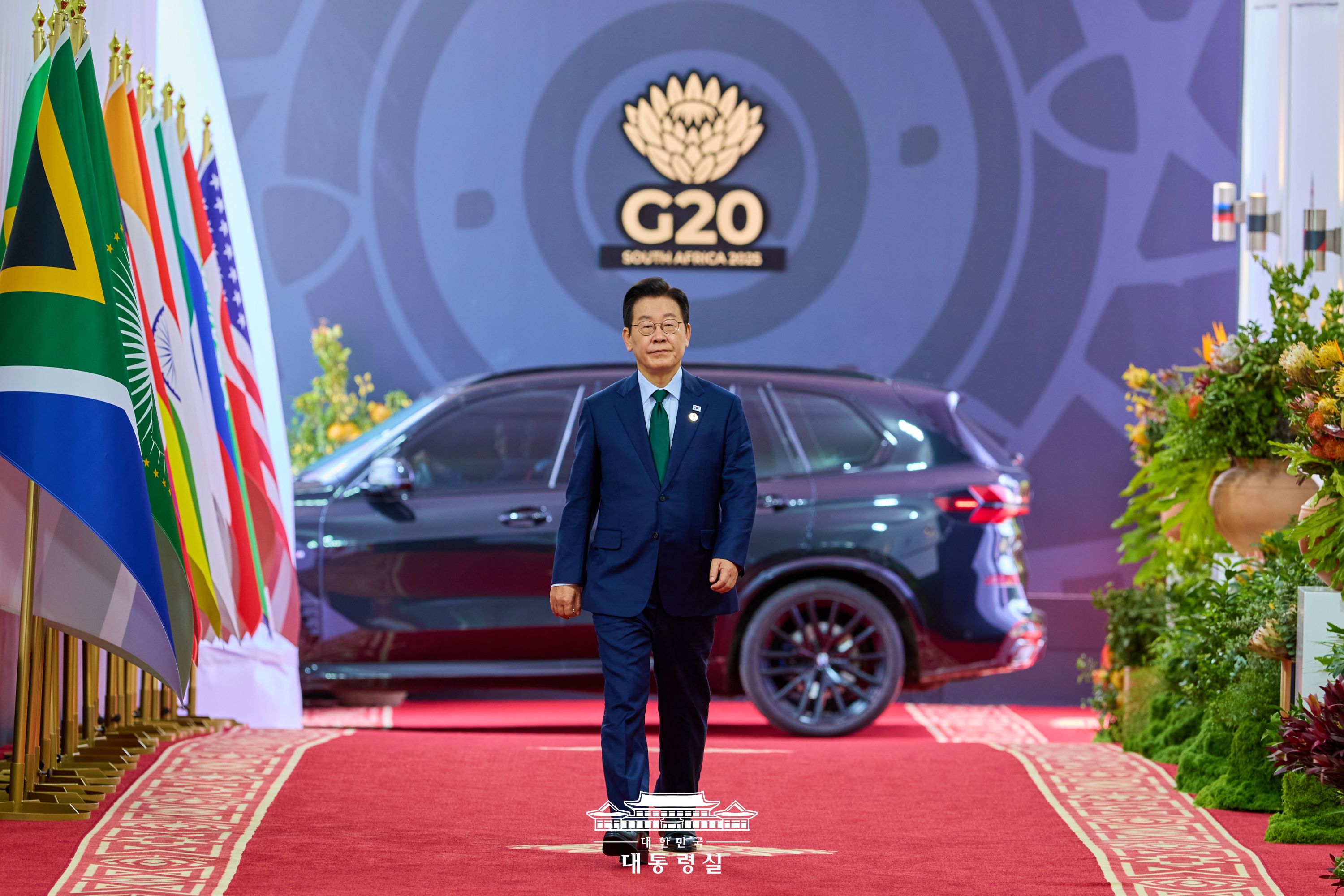 El presidente Lee Jae Myung ingresa en la sede de la tercera sesión de la cumbre del Grupo de los 20 (G20) el 23 de noviembre (hora local) en el Nasrec Expo Centre de Johannesburgo, Sudáfrica. | Oficina presidencial
