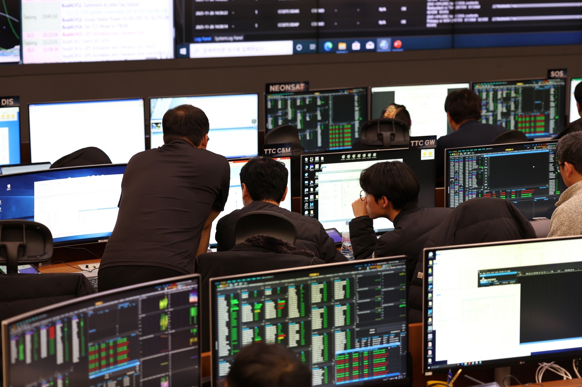 Unos investigadores controlan el satélite CAS500-3 el 27 de noviembre en el centro integrado de control de satélites del Instituto Coreano de Investigación Aeroespacial (KARI), en Daejeon. | KARI