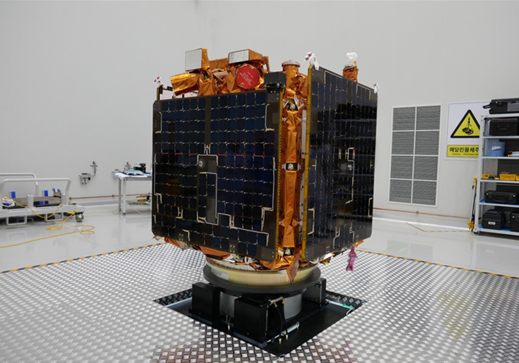 El CAS500-3, un satélite coreano de tamaño medio desarrollado por Korea Aerospace Industries Ltd. (KAI), mide 1,92 m de diámetro, 1,76 m de altura y pesa 516 kg. En el último lanzamiento del cohete espacial Nuri, fue montado en un adaptador multisatélite con un dispositivo de separación, mientras que los 12 CubeSats se instalaron en tubos de lanzamiento individuales. | Administración Aeroespacial de Corea