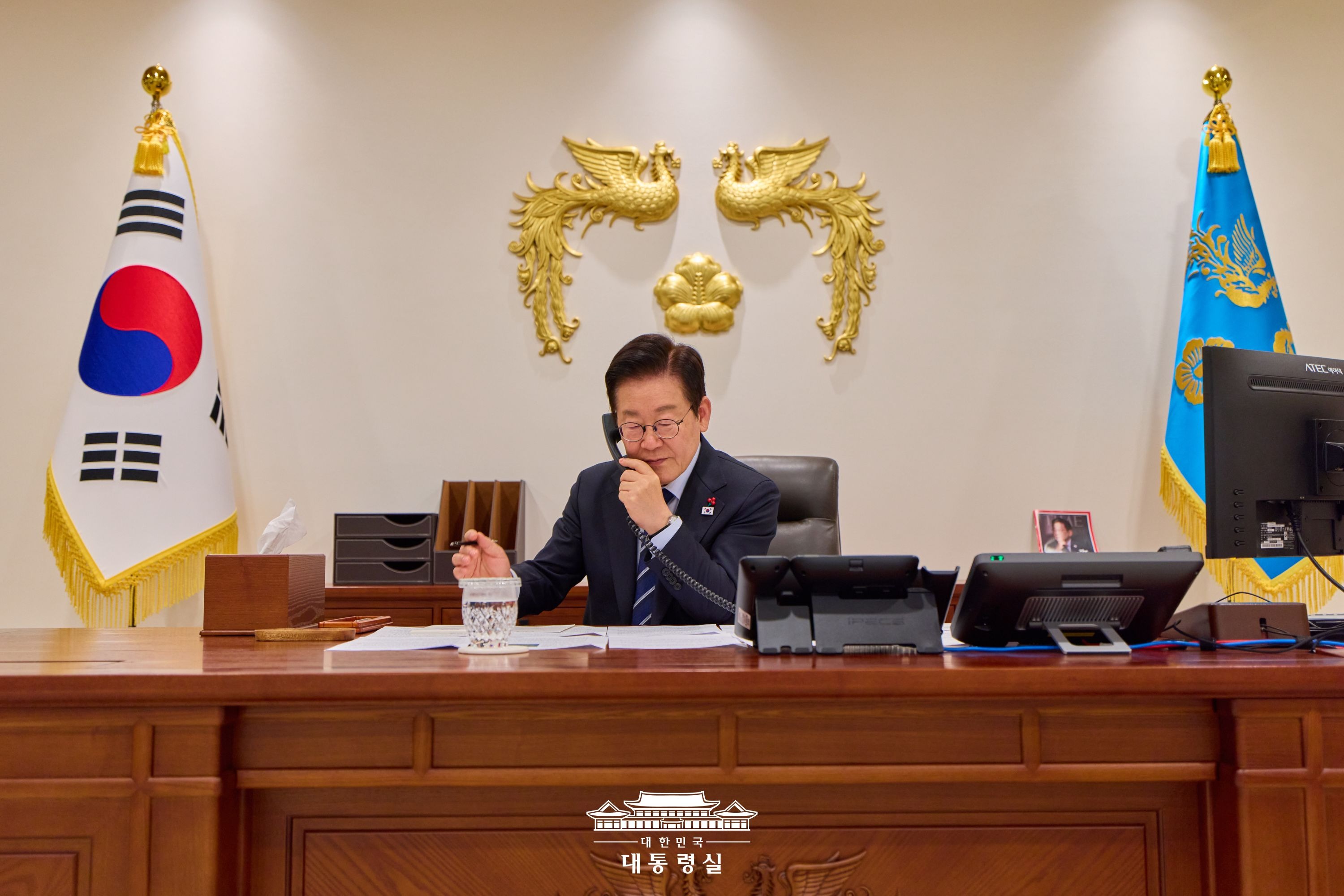 El presidente Lee Jae Myung mantiene su primera conversación telefónica con su homólogo rumano, Nicusor Dan, el 4 de diciembre, en su oficina de Seúl. | Oficina presidencial