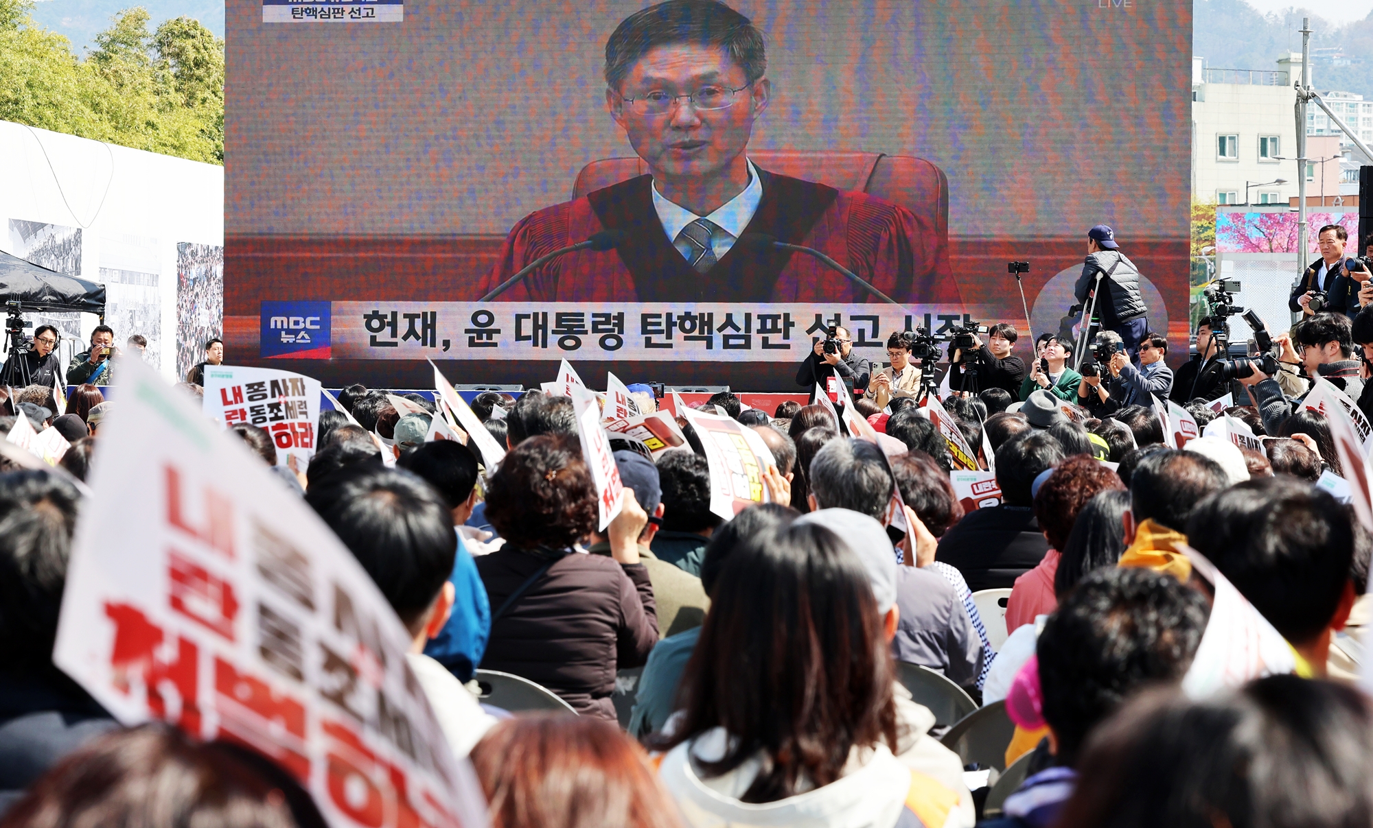 Los ciudadanos de la ciudad suroeste de Gwangju se reúnen la mañana del 4 de abril para ver la transmisión en vivo del fallo del Tribunal Constitucional sobre la moción de destitución contra el presidente Yoon Suk Yeol, en la Plaza de la Democracia del 18 de mayo, en el distrito de Dong-gu Los ocho jueces del Tribunal votaron por unanimidad a favor del procedimiento de destitución presentado por la Asamblea Nacional el 14 de diciembre de 2024, unos días después de que el entonces presidente declarara el estado de emergencia el 3 de diciembre de 2024. | Agencia de Noticias Yonhap