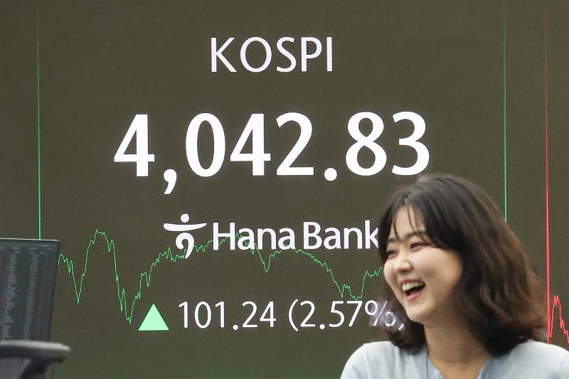 Un tablero electrónico de la sede del banco Hana Bank, en el distrito de Jung-gu, en Seúl, muestra el histórico cierre del Índice Compuesto de Precio Bursátil de Corea (KOSPI) de 4.042,83 puntos. El KOSPI había superado los 3.000 puntos apenas cuatro meses antes, el 20 de junio. La combinación de medidas gubernamentales para reactivar el mercado, el buen rendimiento de las industrias de semiconductores y baterías y el auge de las inversiones en IA y tecnologías verdes reforzó la confianza de los inversores nacionales y extranjeros, favoreciendo una afluencia significativa de capitales. | Agencia de Noticias Yonhap