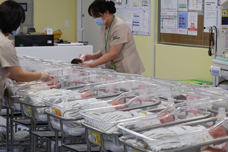 El personal médico de un hospital de Incheon atiende a recién nacidos el 26 de febrero. En 2024 se registraron 238.000 nacimientos en Corea, un aumento del 3,6 por ciento respecto al año anterior, según datos de la Oficina Nacional de Datos y Estadística. Con este incremento, el índice sintético de fecundidad también volvió a subir ligeramente, pasando de 0,72 a 0,75. Es la primera vez desde 2015 que el número de nacimientos y la tasa de fecundidad aumentan simultáneamente. | Agencia de Noticias Yonhap