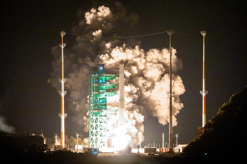 El cohete Nuri despega el 27 de noviembre desde el Centro Espacial Naro, en el condado de Goheung-gun, provincia de Jeollanam-do. Aunque Nuri no alcanzó su órbita objetivo en su primer vuelo en 2021, logró dos lanzamientos exitosos en 2022 y 2023. Corea logró así el cuarto lanzamiento exitoso de su lanzador nacional y coloca en órbita un total de 13 satélites durante la misión. Esta nueva puesta en marcha, supervisada íntegramente por Hanwha Aerospace, marca una etapa clave en la entrada del país en la era del New Space, caracterizada por un papel creciente de los actores privados en los programas espaciales nacionales. | Instituto de Investigación Aeroespacial de Corea