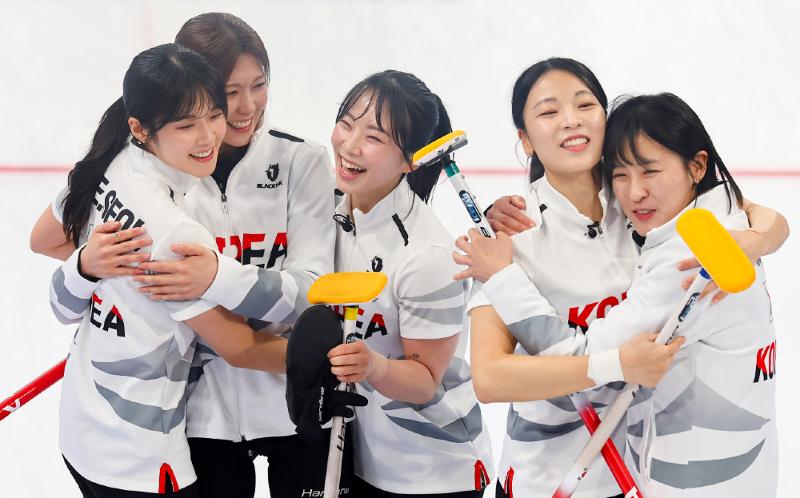 El equipo femenino de curling de Corea celebra tras vencer a China por 7-2 en la final de los Juegos Asiáticos de Invierno en el Harbin Pingfang District Curling Arena de Harbin, China, el 14 de febrero.  Corea terminó segunda en la clasificación general con 45 medallas: 16 de oro, 15 de plata y 14 de bronce, igualando su récord de oros establecido en los Juegos anteriores de Sapporo en 2017. | Agencia de Noticias Yonhap