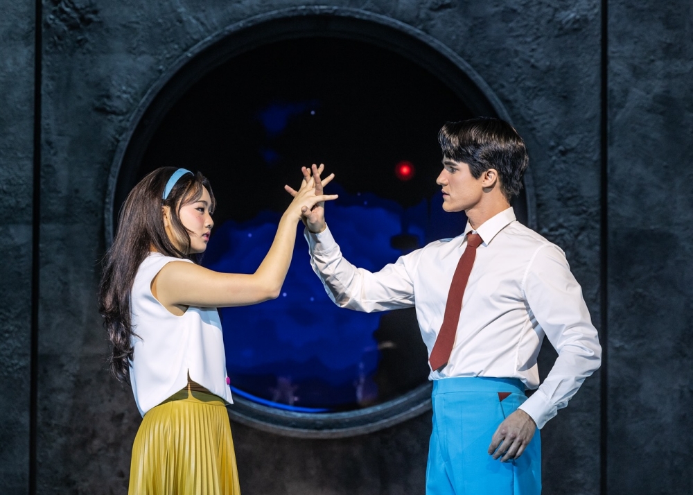 Se muestra una escena de la producción de Broadway del musical coreano 'Maybe Happy Ending'. | Cuenta oficial de Maybe Happy Ending en Instagram