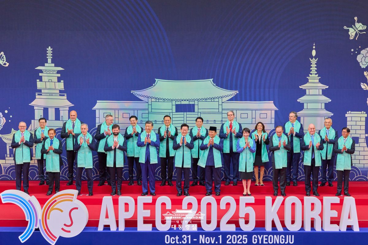 El presidente Lee Jae Myung (sexto desde la izquierda, primera fila) posa para la foto oficial junto con los jefes de Estado participantes en la cumbre del Foro de Cooperación Económica Asia-Pacífico (APEC), el 1 de noviembre, en el Centro de Convenciones Internacional Hwabaek de Gyeongju, provincia de Gyeongsangbuk-do. 