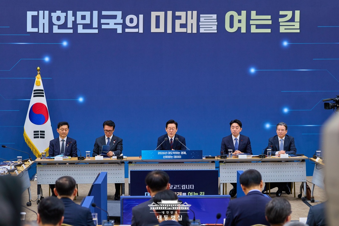 El presidente Lee Jae Myung (tercero por la izquierda) interviene durante el informe de trabajo para 2026 del Ministerio de Economía y Finanzas de Corea y del Ministerio de Datos y Estadísticas, celebrado el 11 de diciembre en el complejo gubernamental Sejong, en la ciudad de Sejong. | Oficina presidencial 