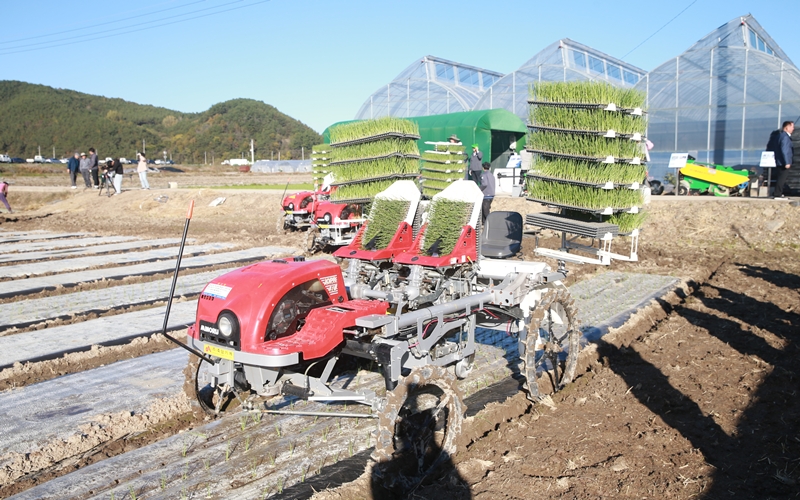 Un tractor de conducción autónoma realiza las labores de siembra de precisión en un campo de cultivo inteligente. | Instituto Nacional de Ciencias Agrícolas