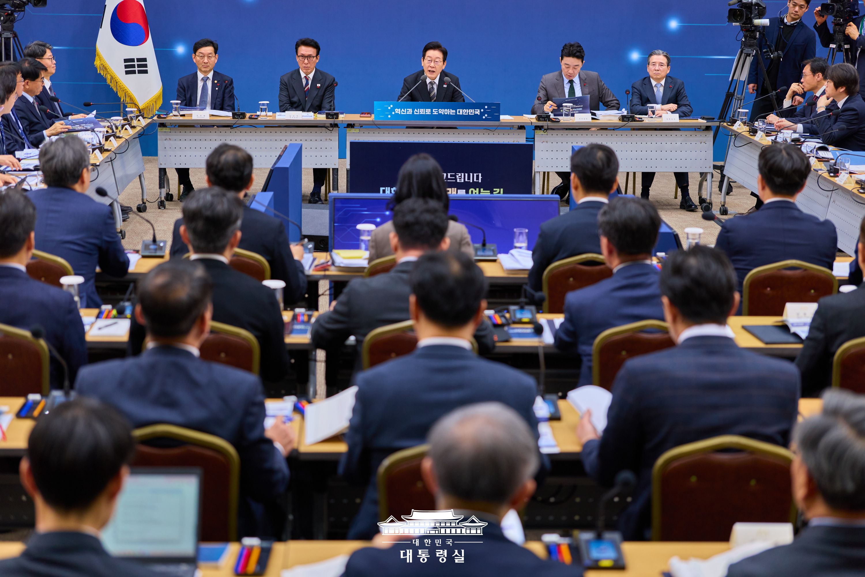El presidente Lee Jae Myung pronuncia un discurso durante una sesión informativa sobre los planes de trabajo para 2026 del Ministerio de Ciencia y TIC y de la Comisión de Protección de la Información Personal (PIPC), celebrada el 12 de diciembre en el Centro de Convenciones del Gobierno en Sejong. | Oficina presidencial