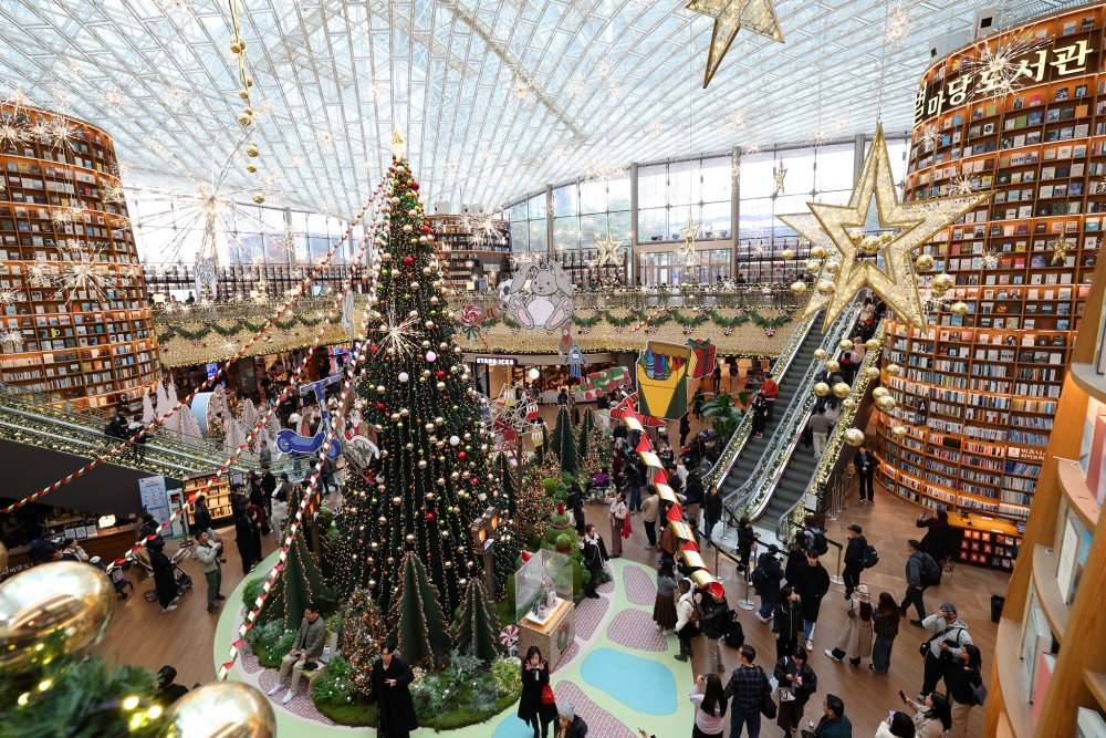 Un gran &aacute;rbol de Navidad ilumina el 26 de diciembre la Biblioteca Starfield del centro comercial COEX, en el distrito de Gangnam, Se&uacute;l. | Lee Jeong Woo