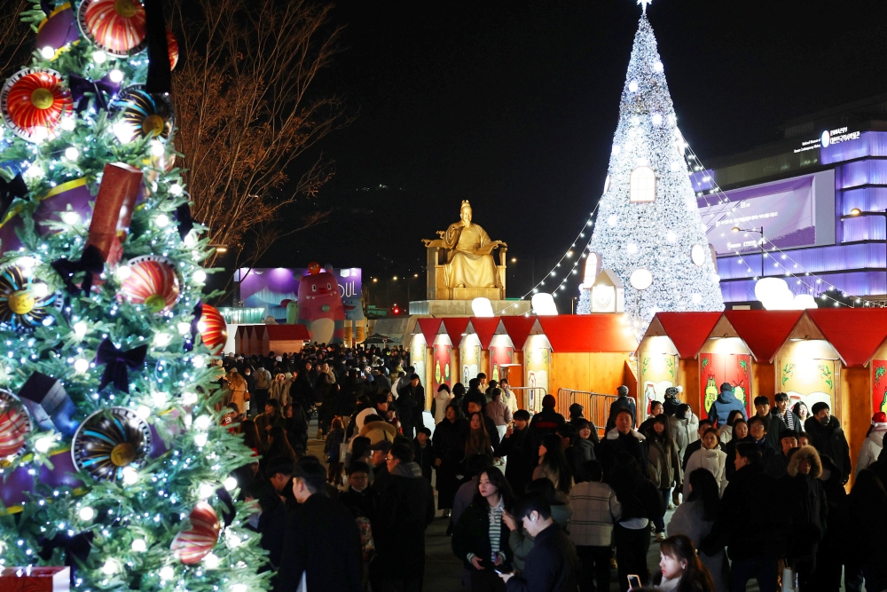 Las visitantes observan el mercado de Gwanghwamun durante el Seoul Winter Festa, el 14 de diciembre, en la plaza Gwanghwamun en el distrito de Jongno-gu, en Se&uacute;l.
