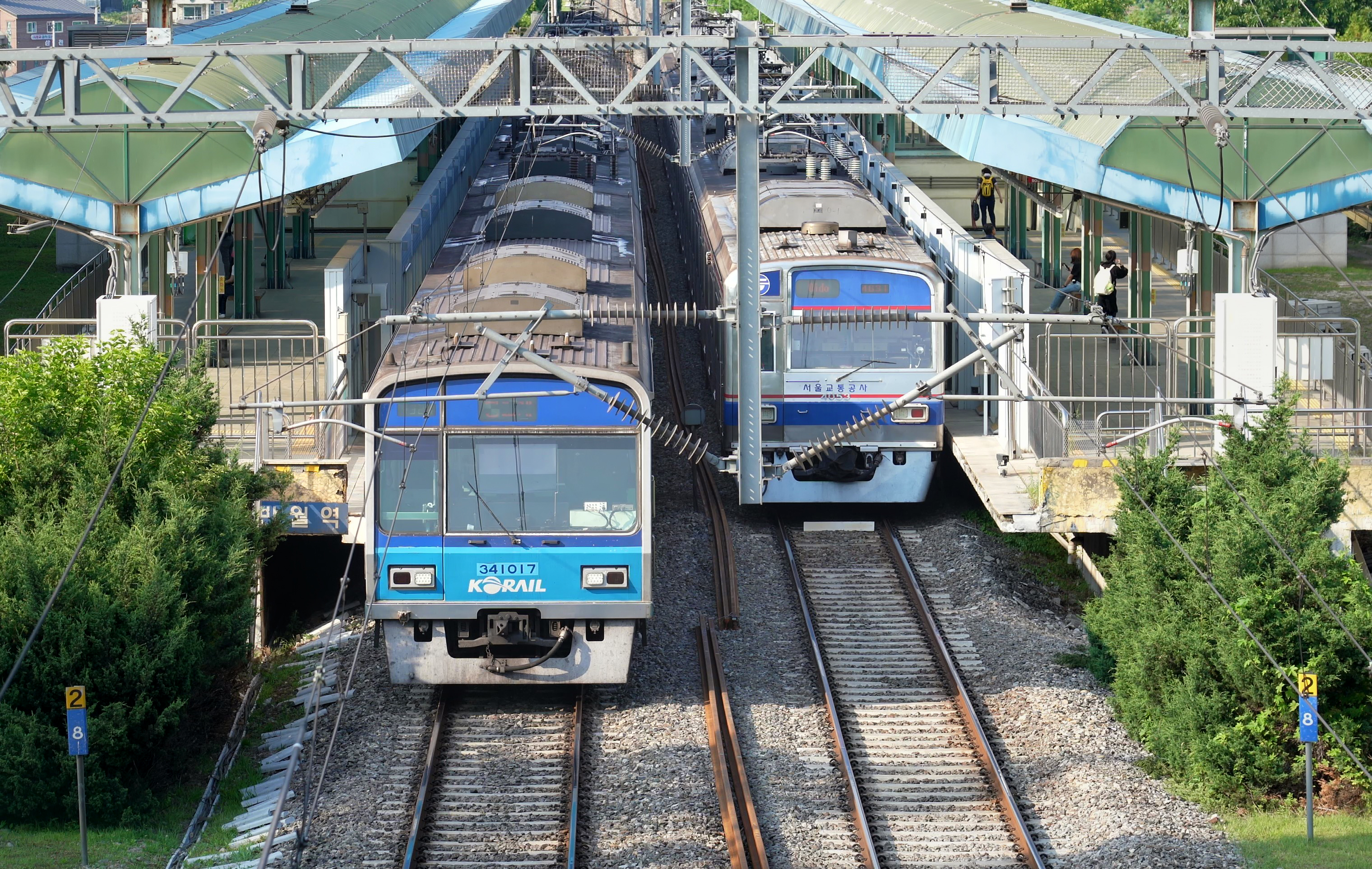 Un tren de la L&iacute;nea 4 del Metro de Se&uacute;l pasa por la estaci&oacute;n de Banwol, en Ansan, provincia de Gyeonggi-do. | Reportero Honorario Xu Ao