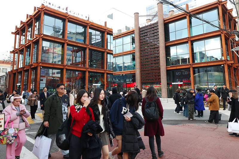 Los turistas extranjeros pasean por el moderno barrio de Seongsu, en el distrito de Seongdong-gu de Se&uacute;l. 