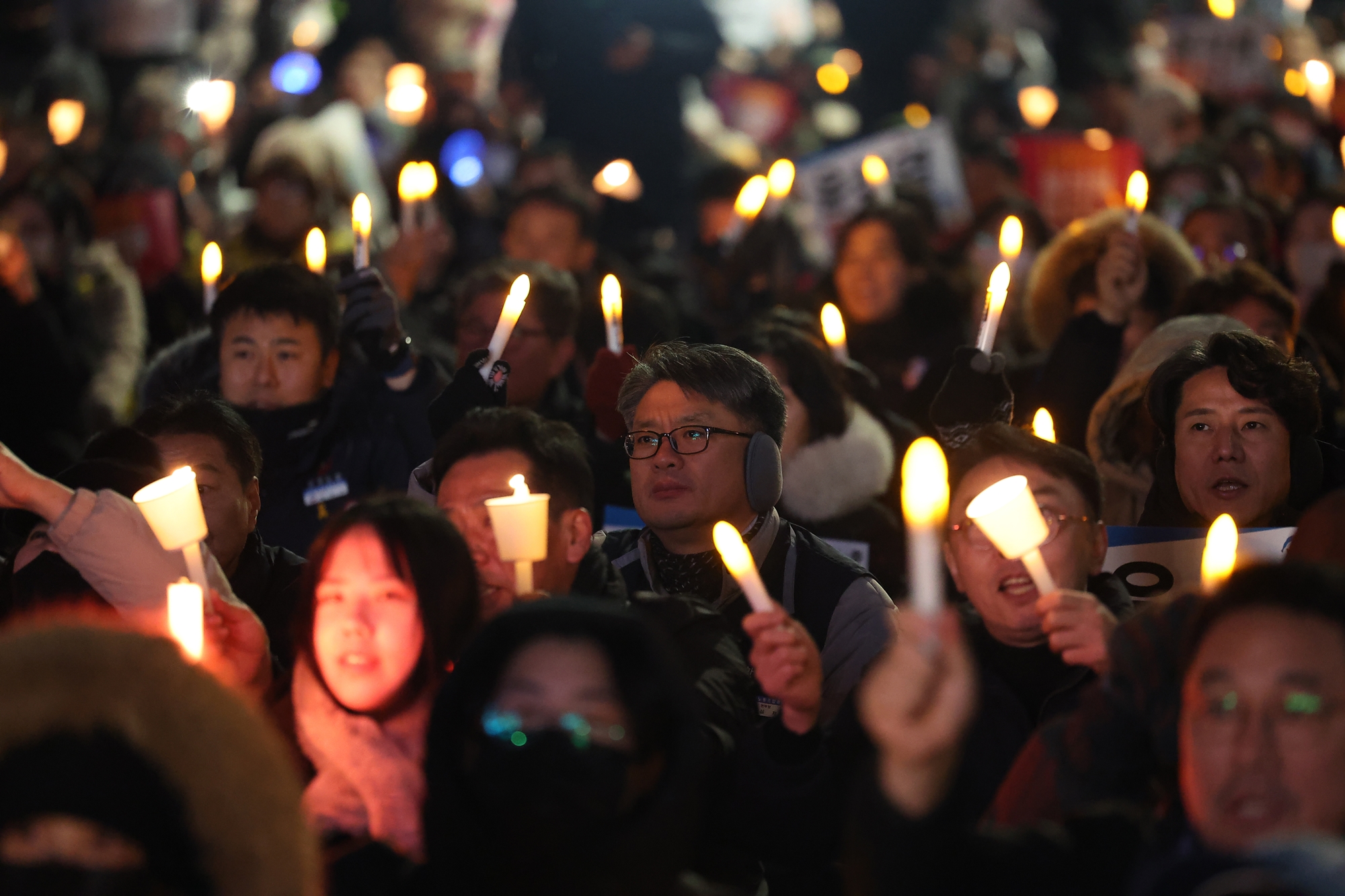 La imagen muestra una vigilia con velas celebrada el 6 de diciembre de 2024 frente a la Asamblea Nacional, en el distrito de Yeongdeungpo-gu, en Se&uacute;l, en la que se exig&iacute;a la destituci&oacute;n del entonces presidente Yoon Suk Yeol, por su declaraci&oacute;n de la ef&iacute;mera ley marcial.