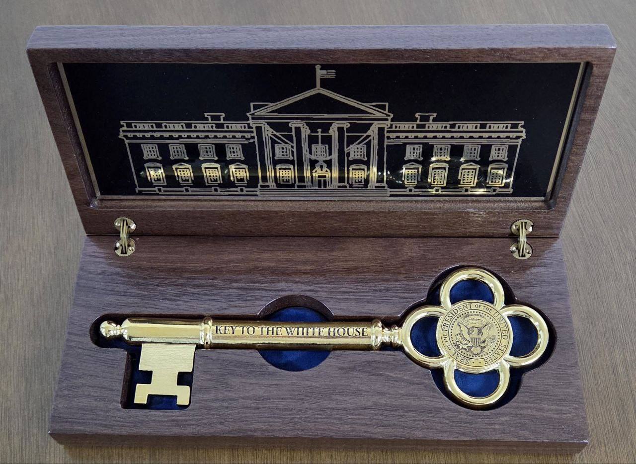 Esta es la llave de oro que el presidente Lee Jae Myung recibi&oacute; como obsequio del presidente de Estados Unidos, Donald Trump. | P&aacute;gina oficial del jefe del Gabinete presidencial, Kang Hoon-sik, en Facebook