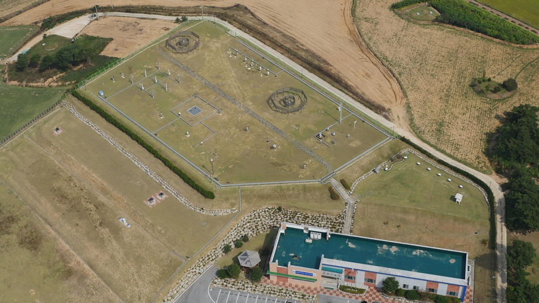 Vista a&eacute;rea del observatorio meteorol&oacute;gico est&aacute;ndar ubicado en Daesan-myeon, condado de Gochang-gun, provincia de Jeollabuk-do. | Administraci&oacute;n Meteorol&oacute;gica de Corea